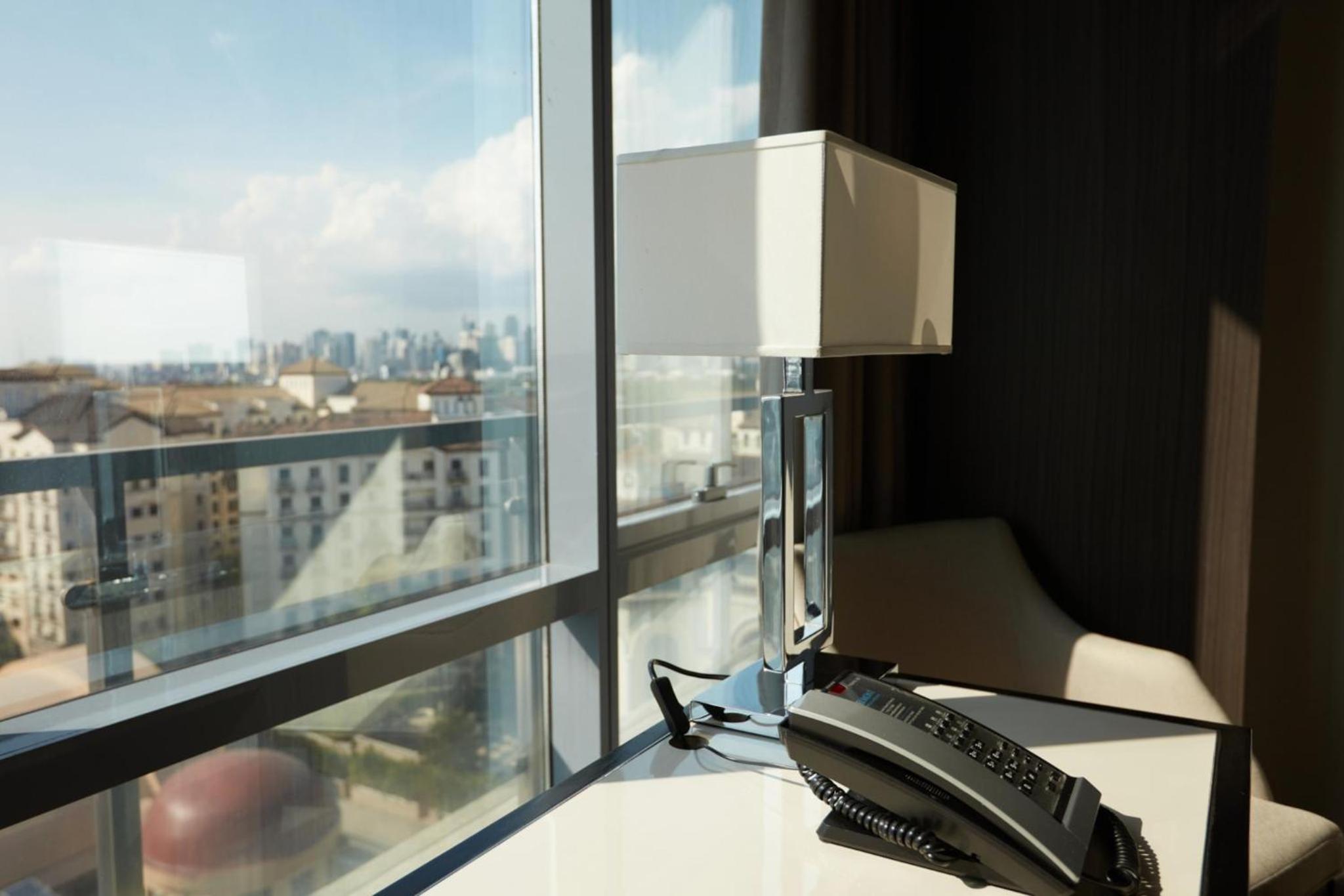 Premier Queen with Rooftop Pool Access