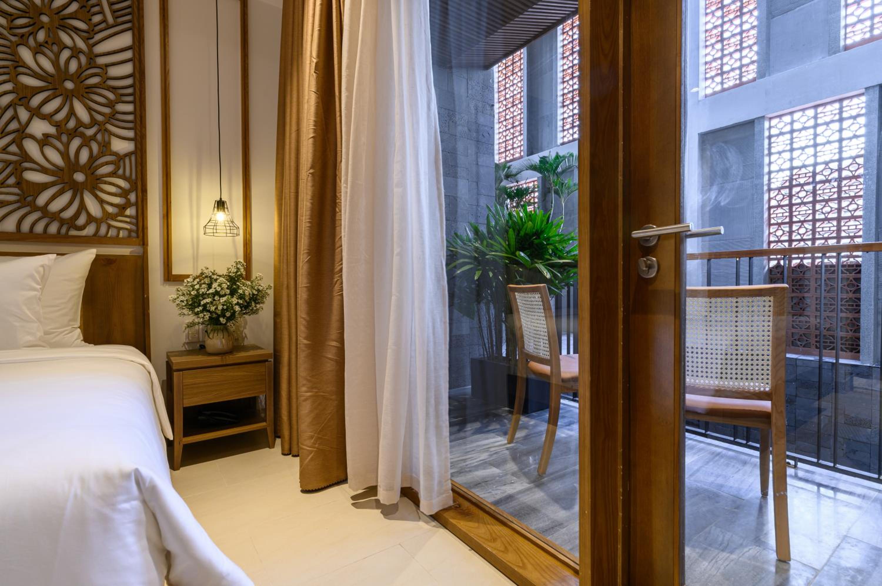 Deluxe Double Room with Balcony and Garden View