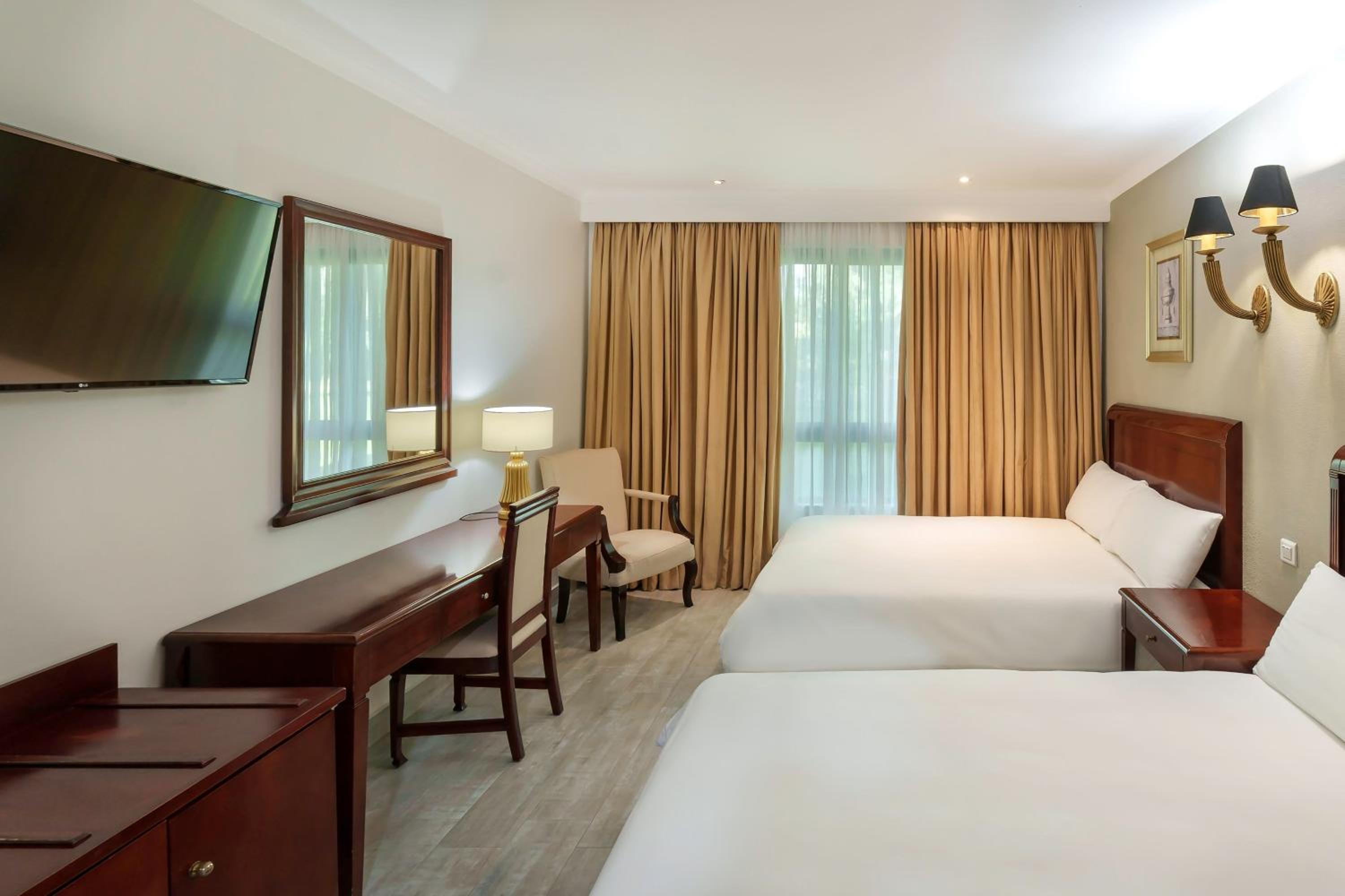 Guest room, 2 Queen, Pool and Garden view