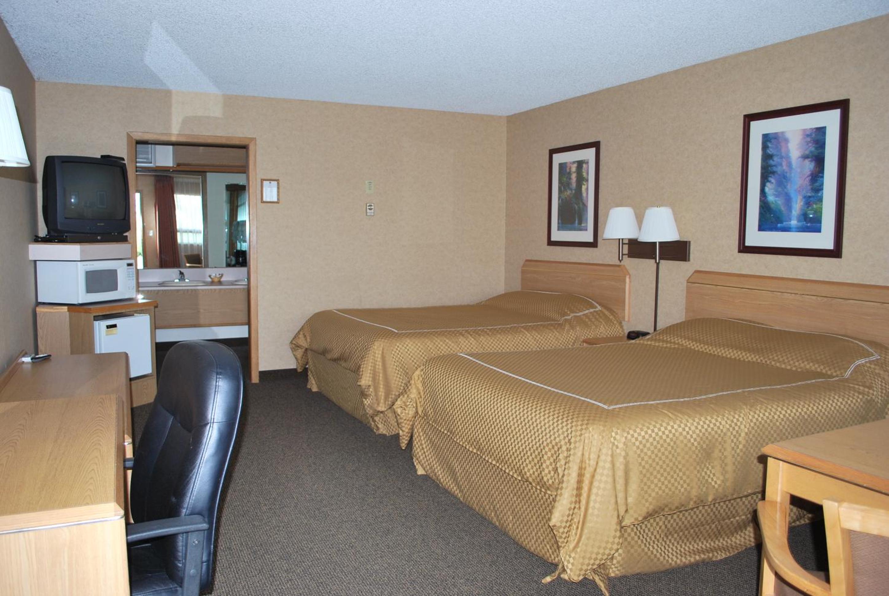 Queen Room with Two Queen Beds (No Pets)