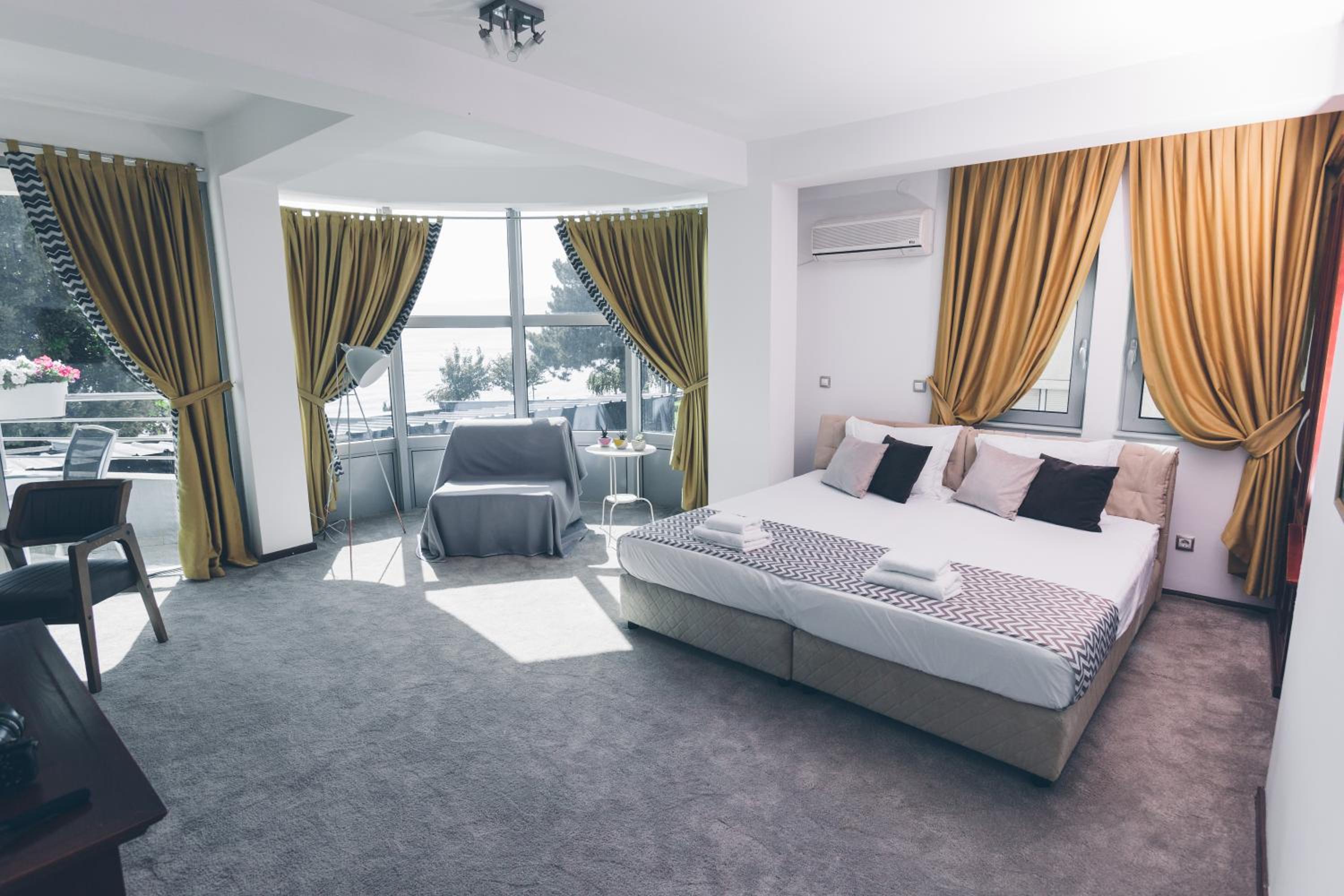 Superior Double Room with Lake View and Balcony