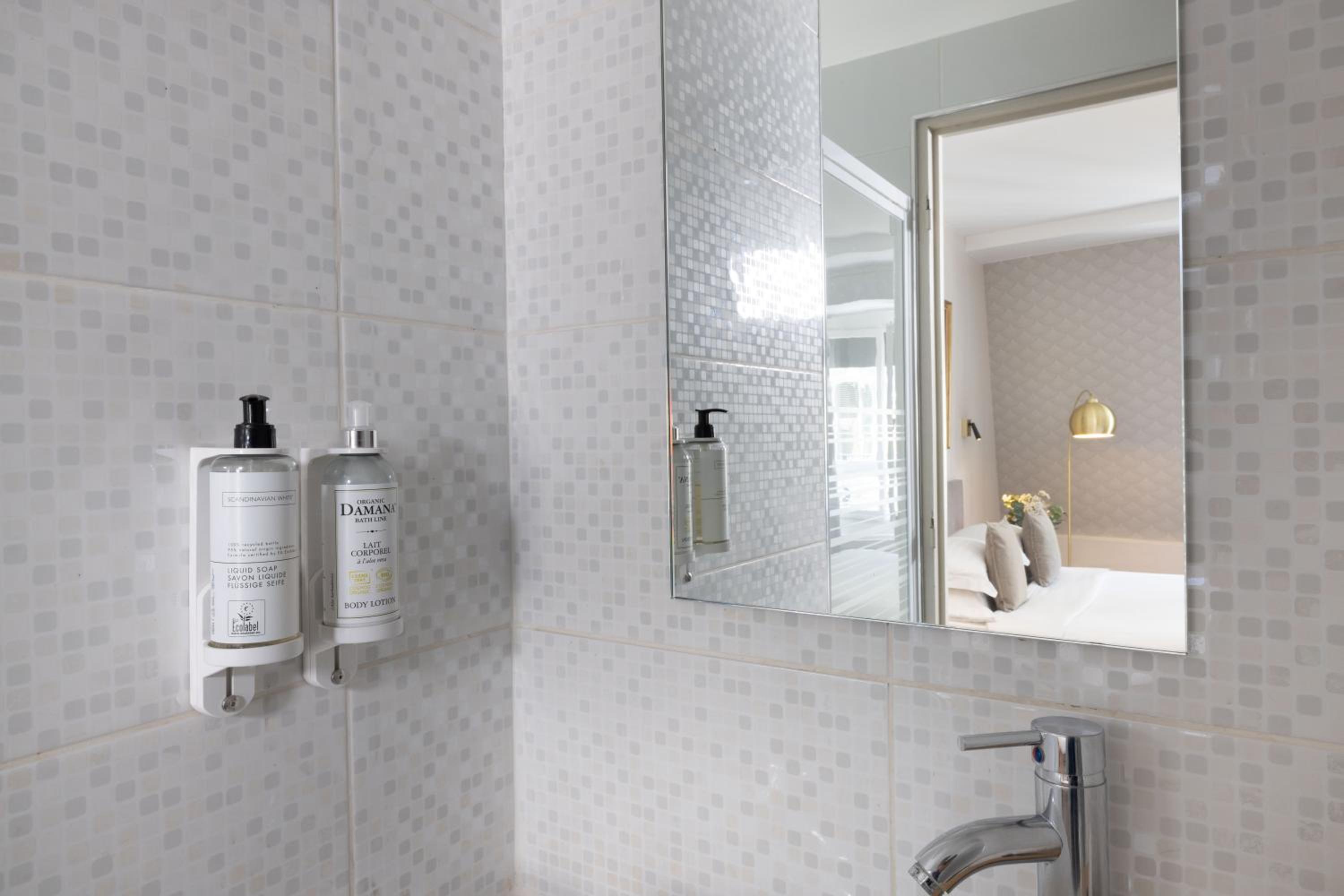 Superior Room with Queen Bed