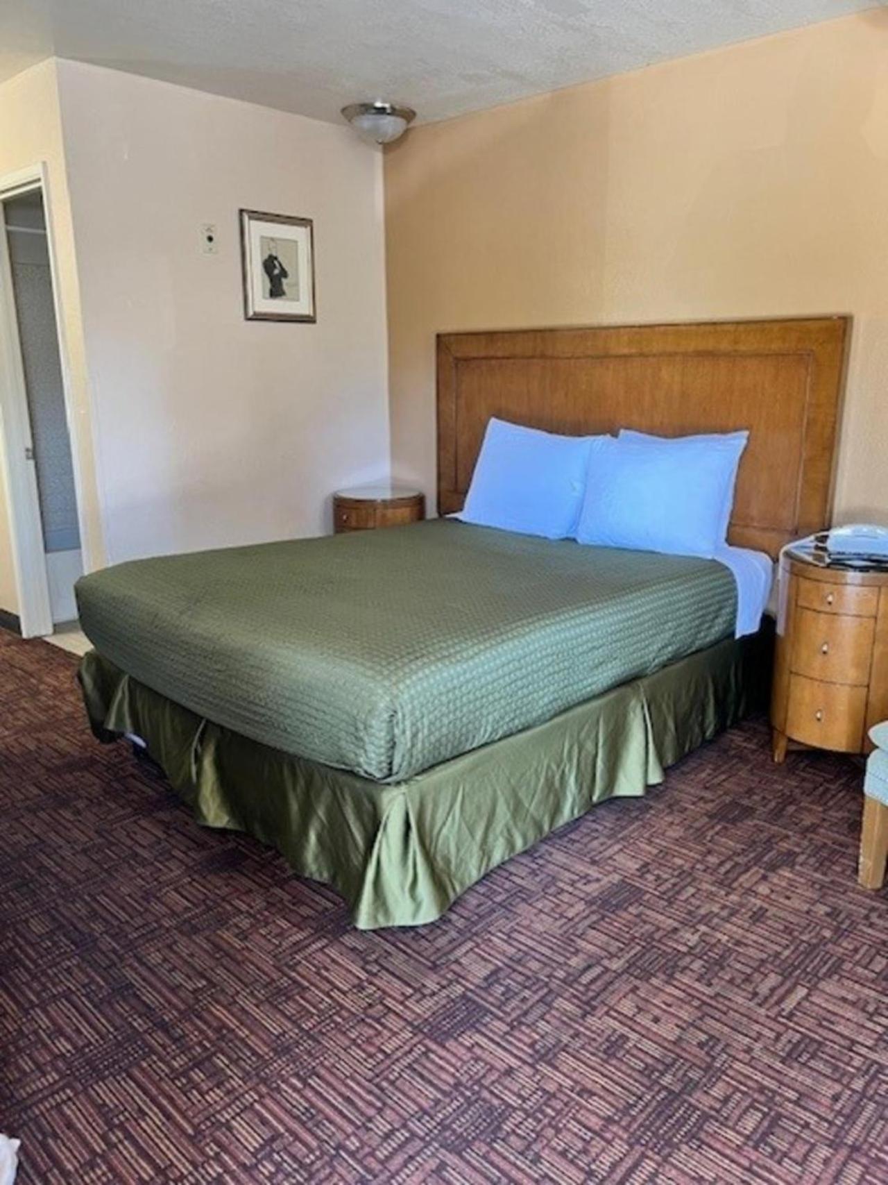 Queen Room - Non-Smoking