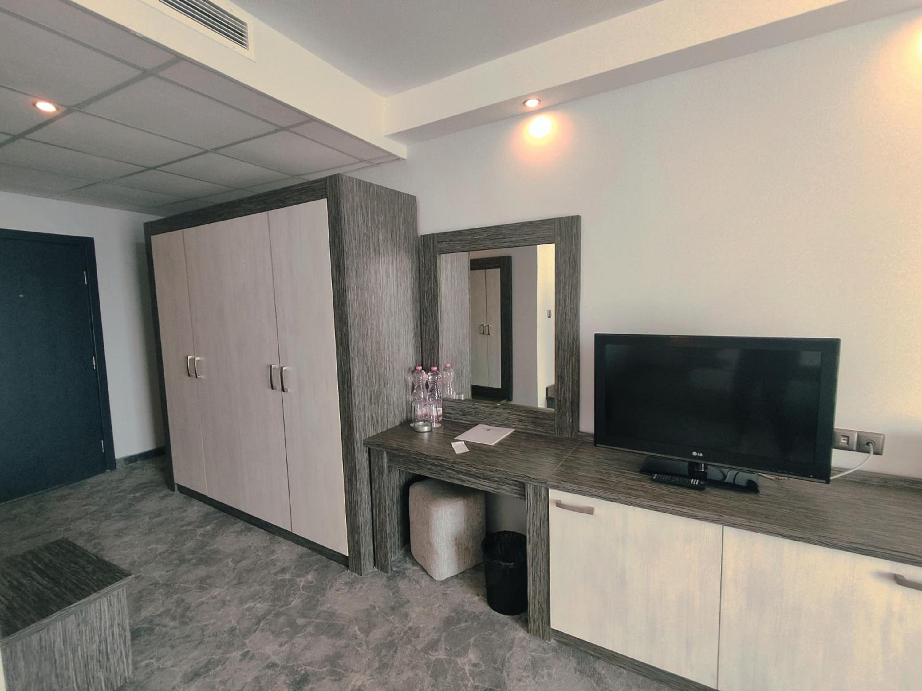 Junior Suite Sea View (2 Adults + 2 Children)