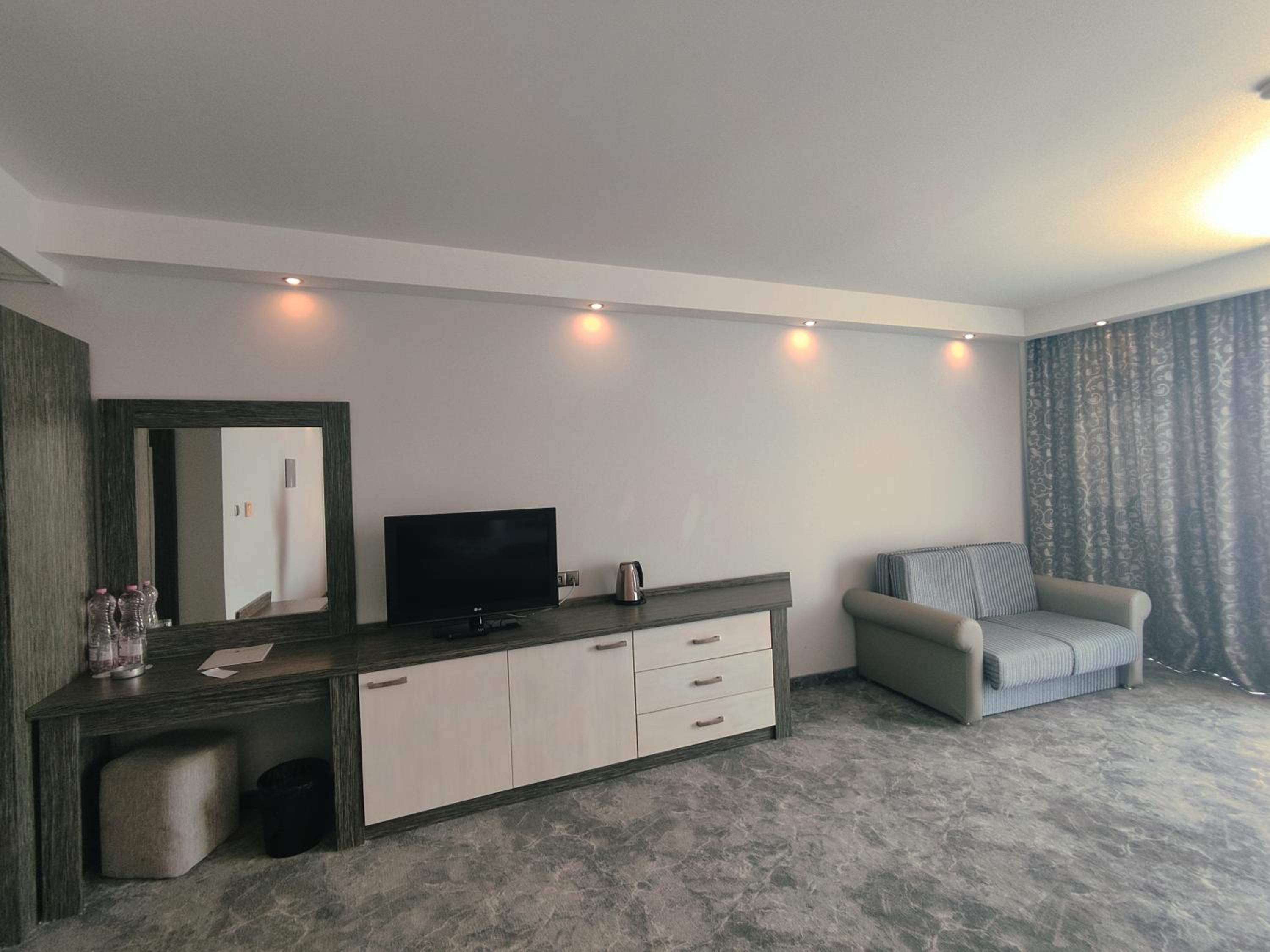 Junior Suite Sea View (2 Adults + 2 Children)