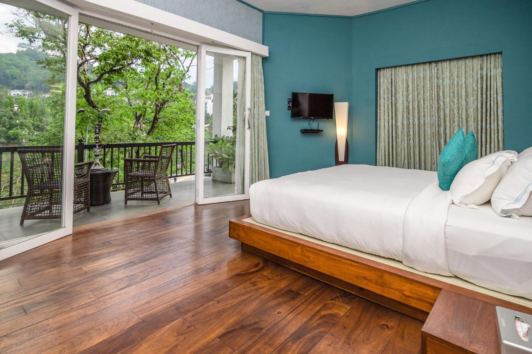 Suite with Lake View