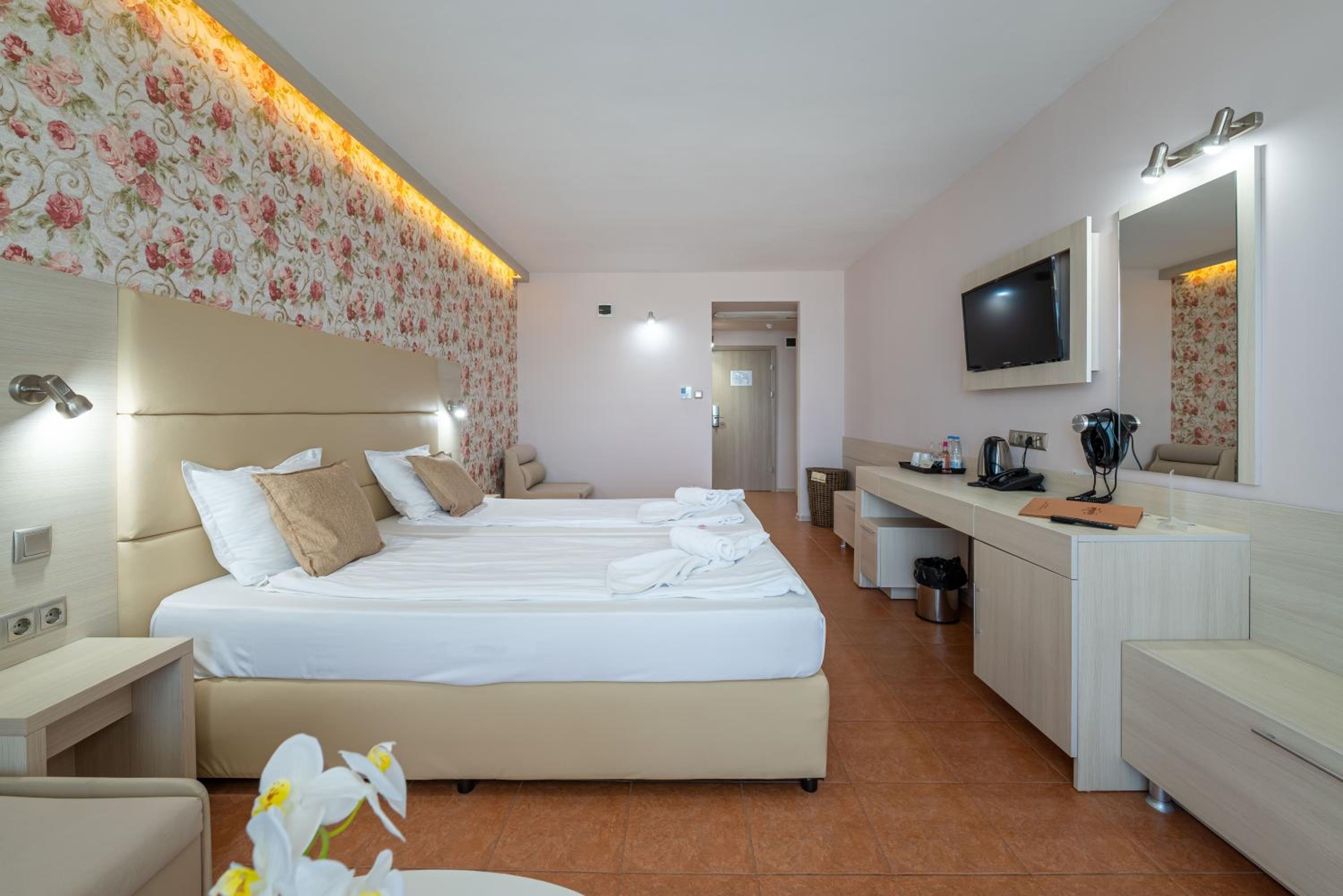 Twin Room with Sea View and Balcony with Free Beach Access