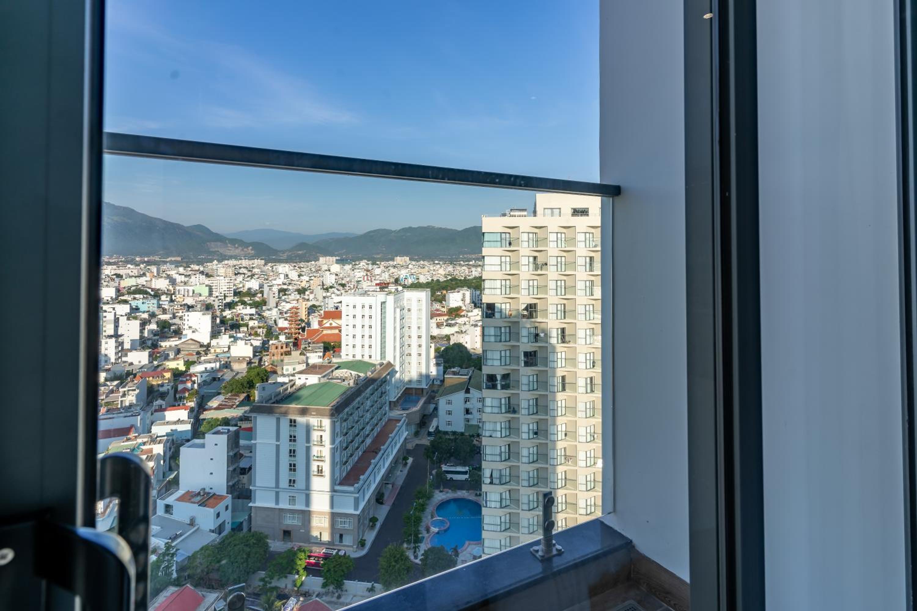 Deluxe Double or Twin Room with City View