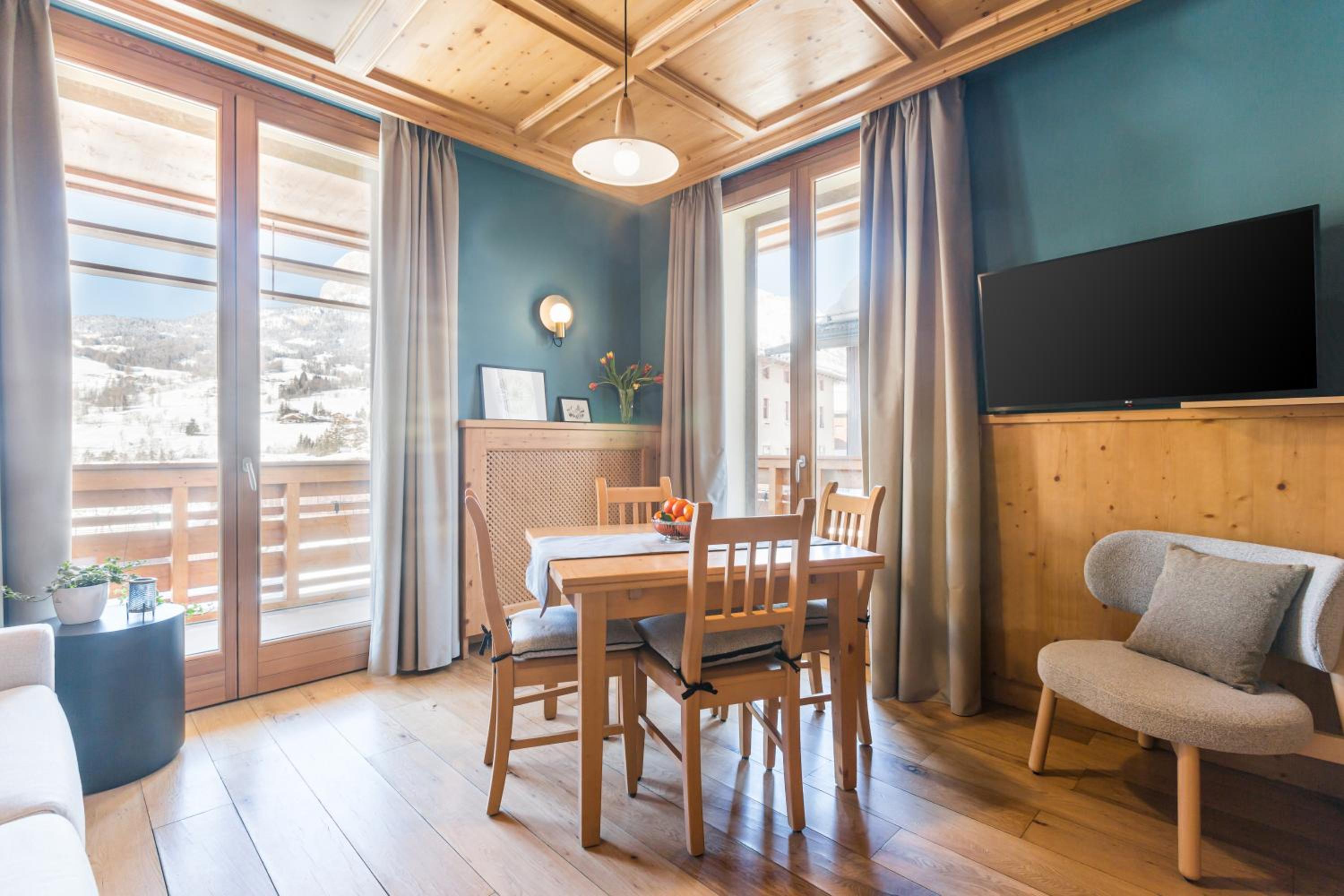 Two-Bedroom Apartment with Tofane Mountain View and Balcony