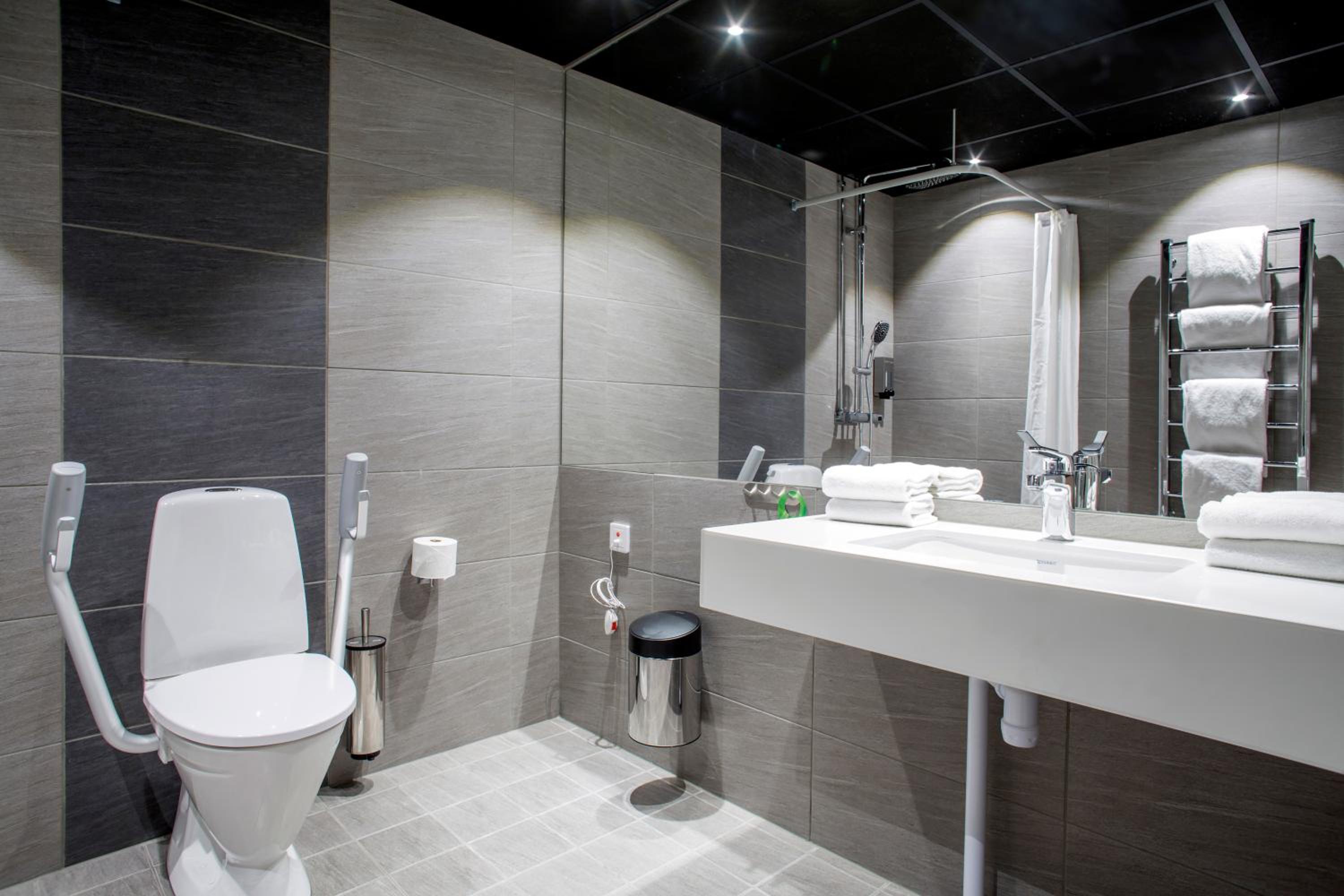 Family Room - No Windows (6 Adults)