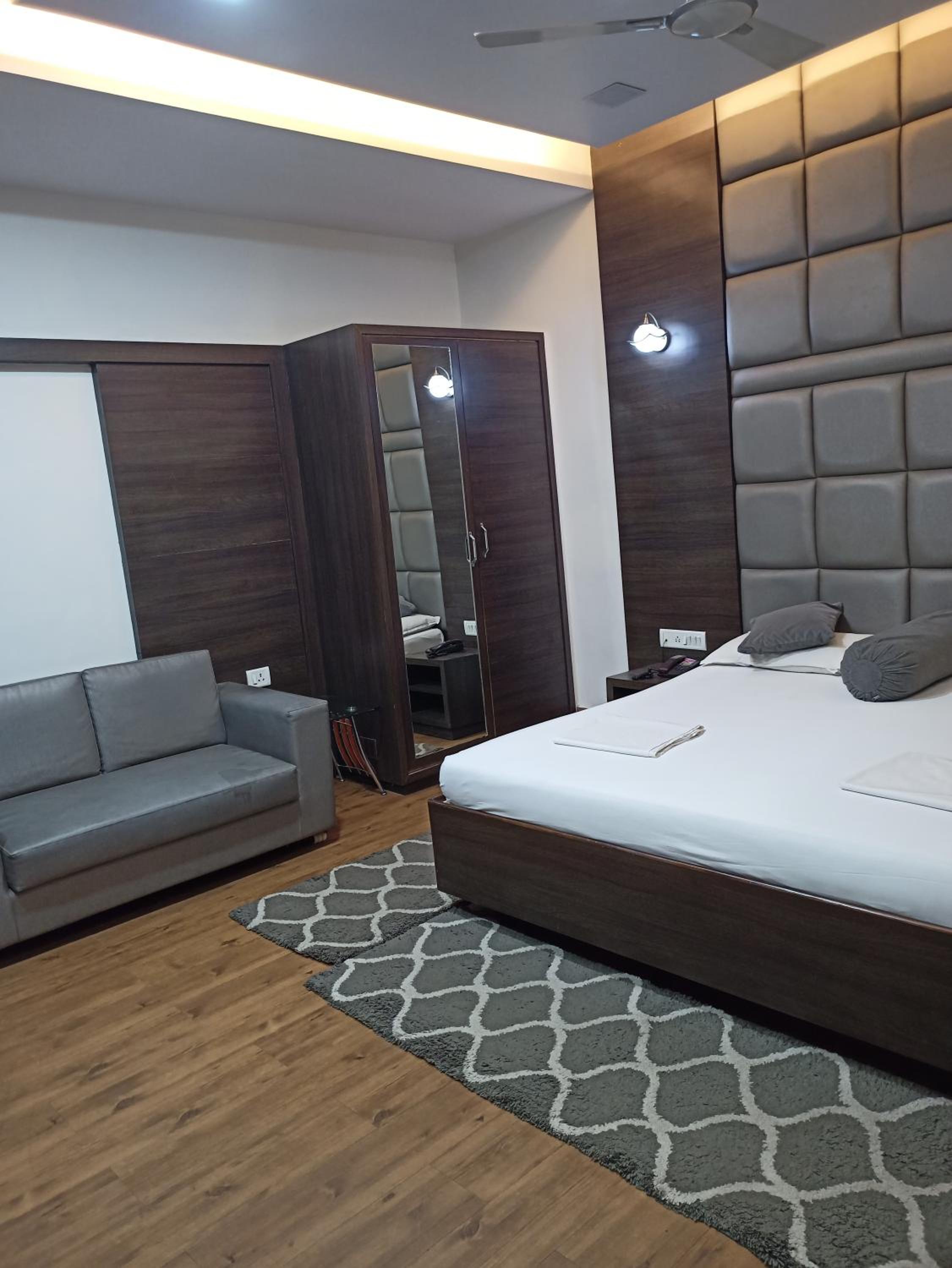 Premium Double Room (Includes Ganga Aarti And Darshan Assistance To Kashi Vishwanath Temple)