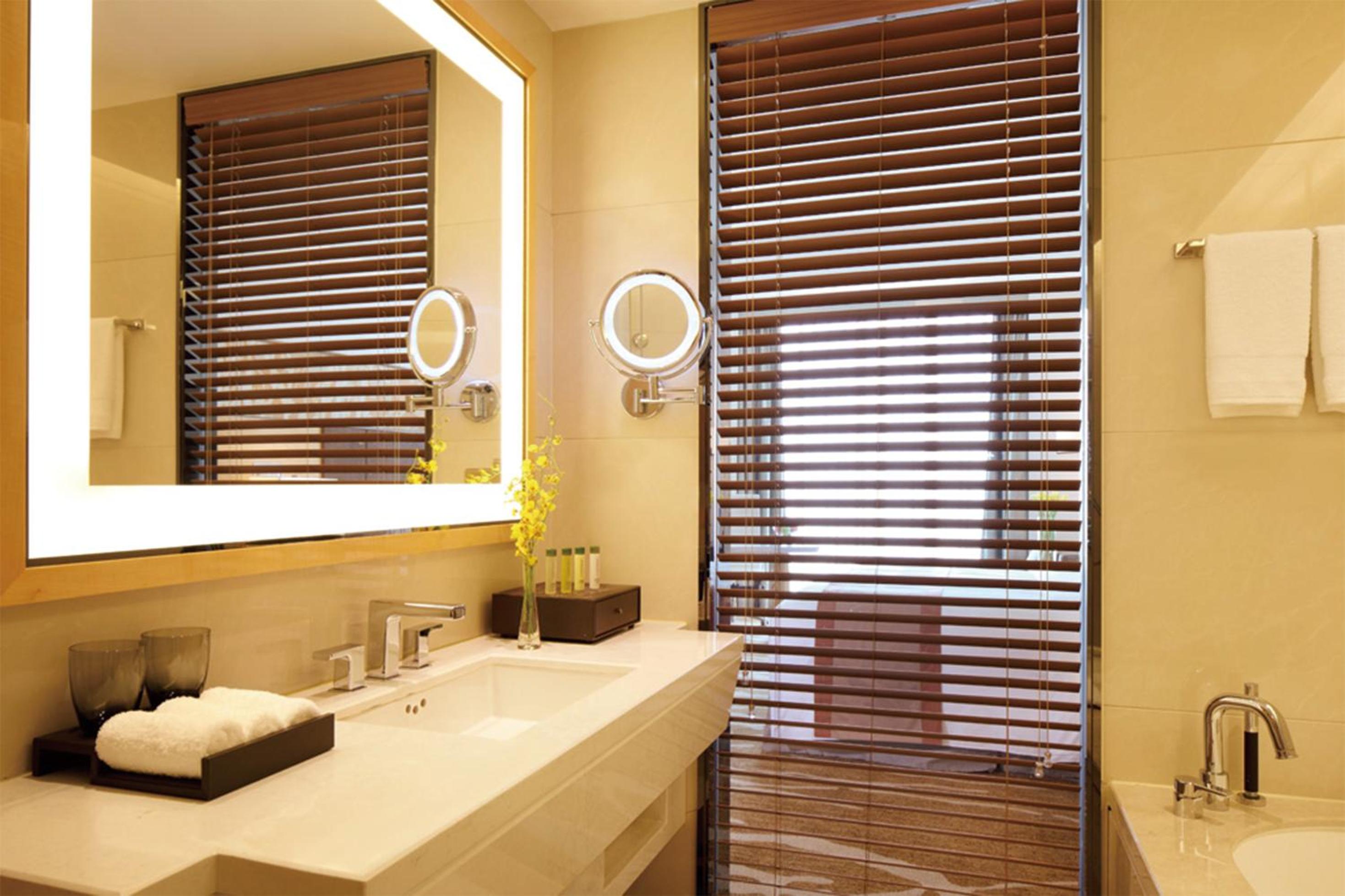 Deluxe King Room with City View