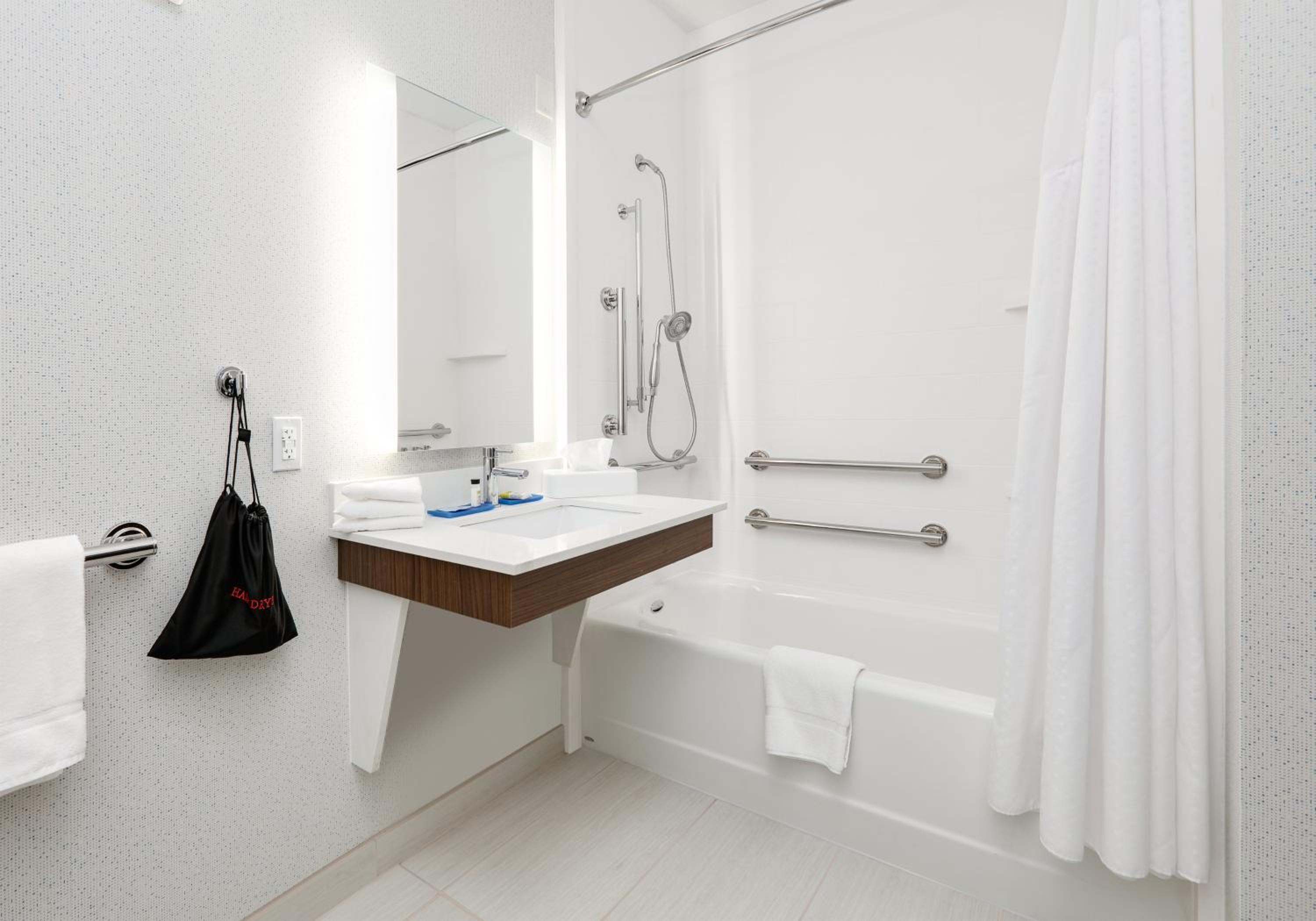 Deluxe Suite with Hearing Accessible Tub - Non-Smoking