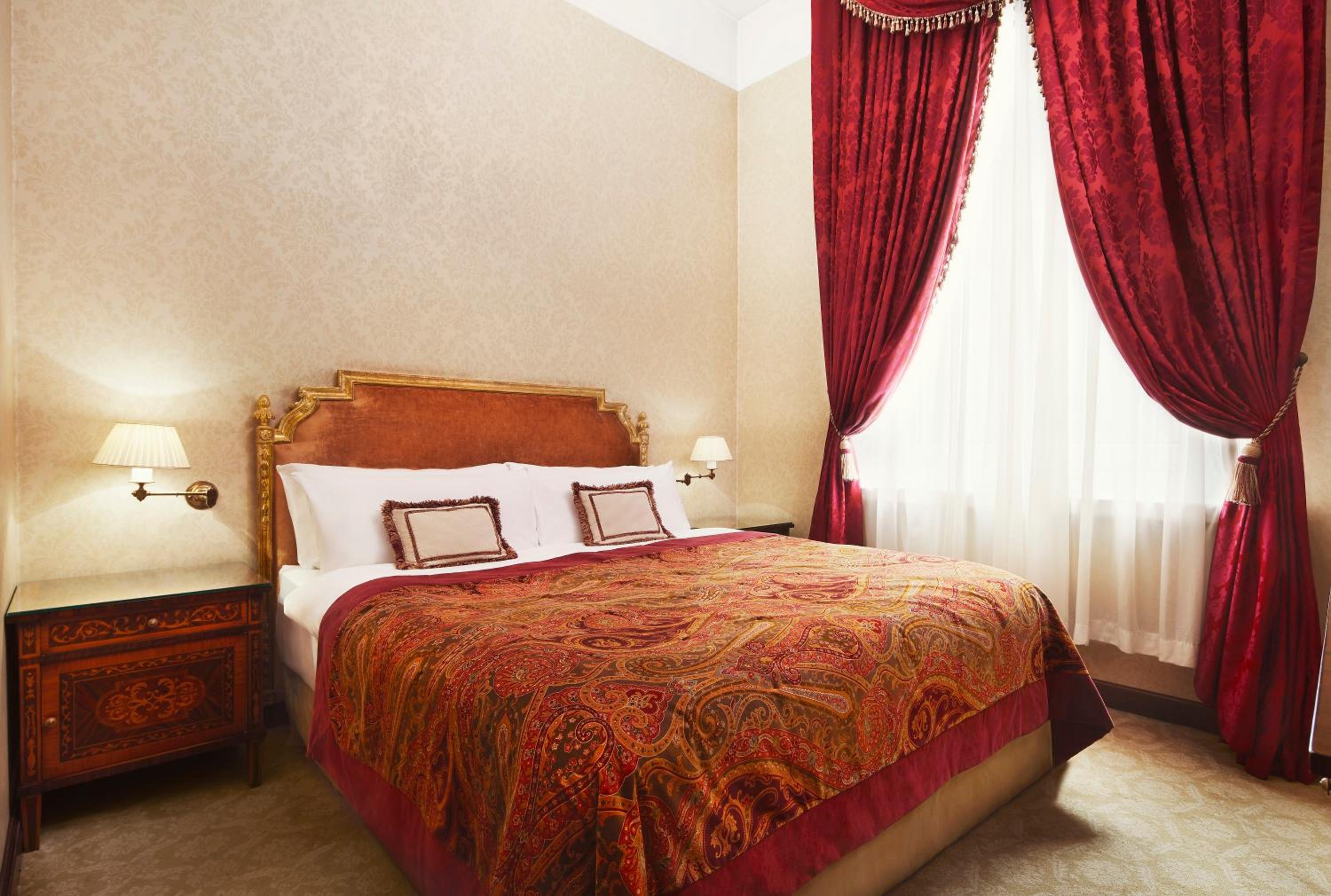 1 Bedroom Executive Suite, 1 King bed, Sveta Nedelya View