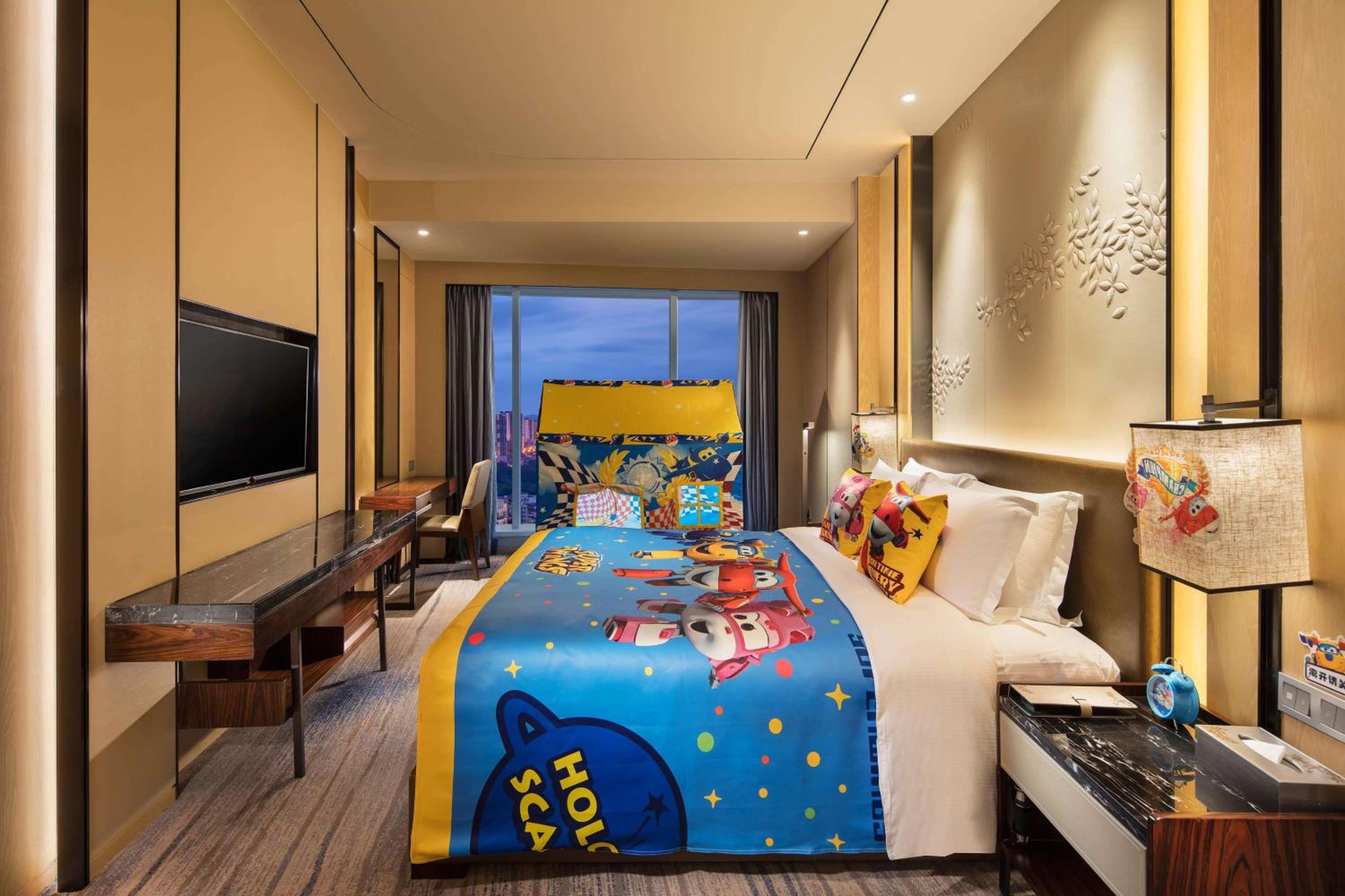 One-Bedroom Premier King Suite with Lounge Access