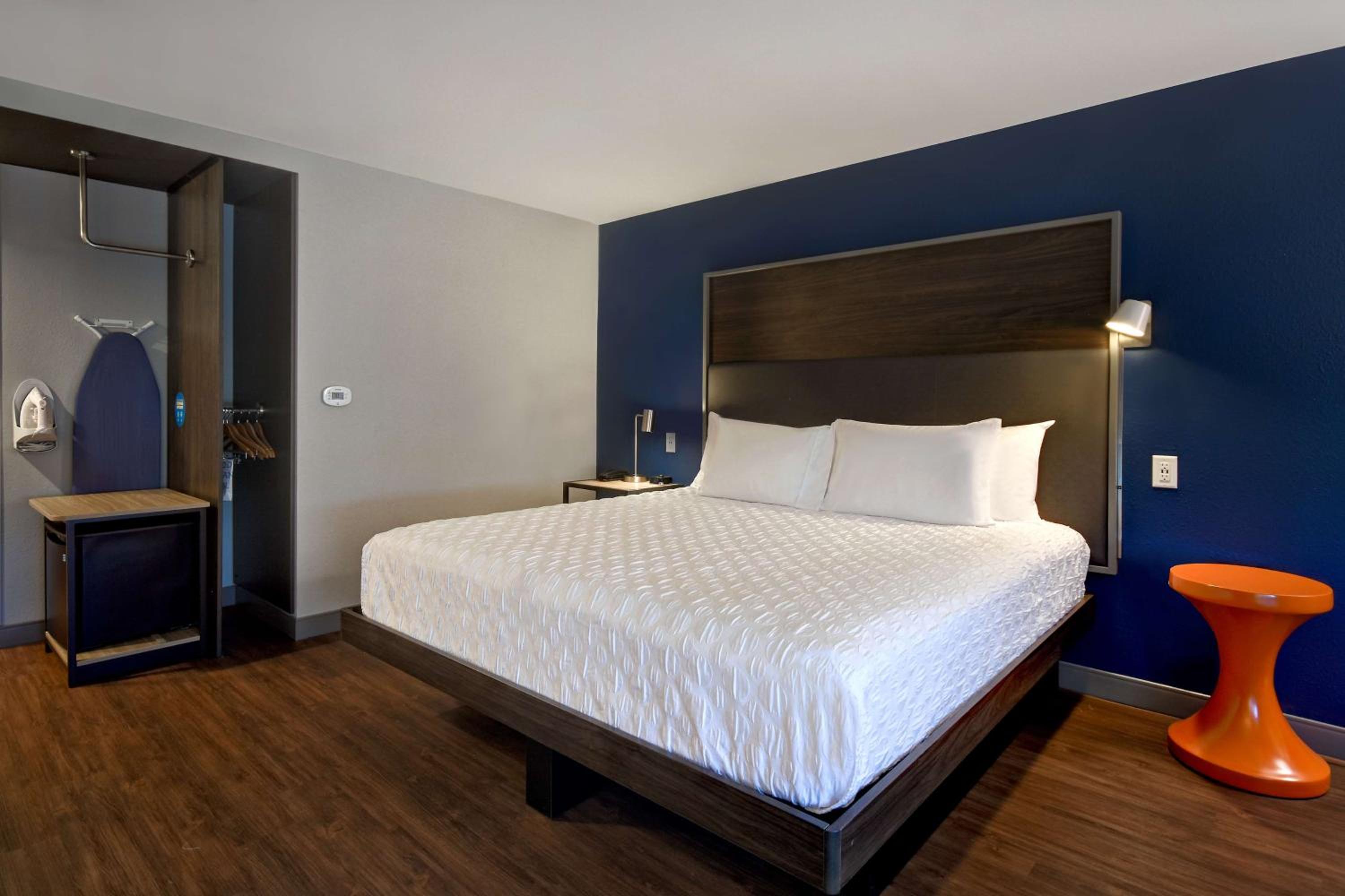 King Room with Bath Tub - Mobility Access