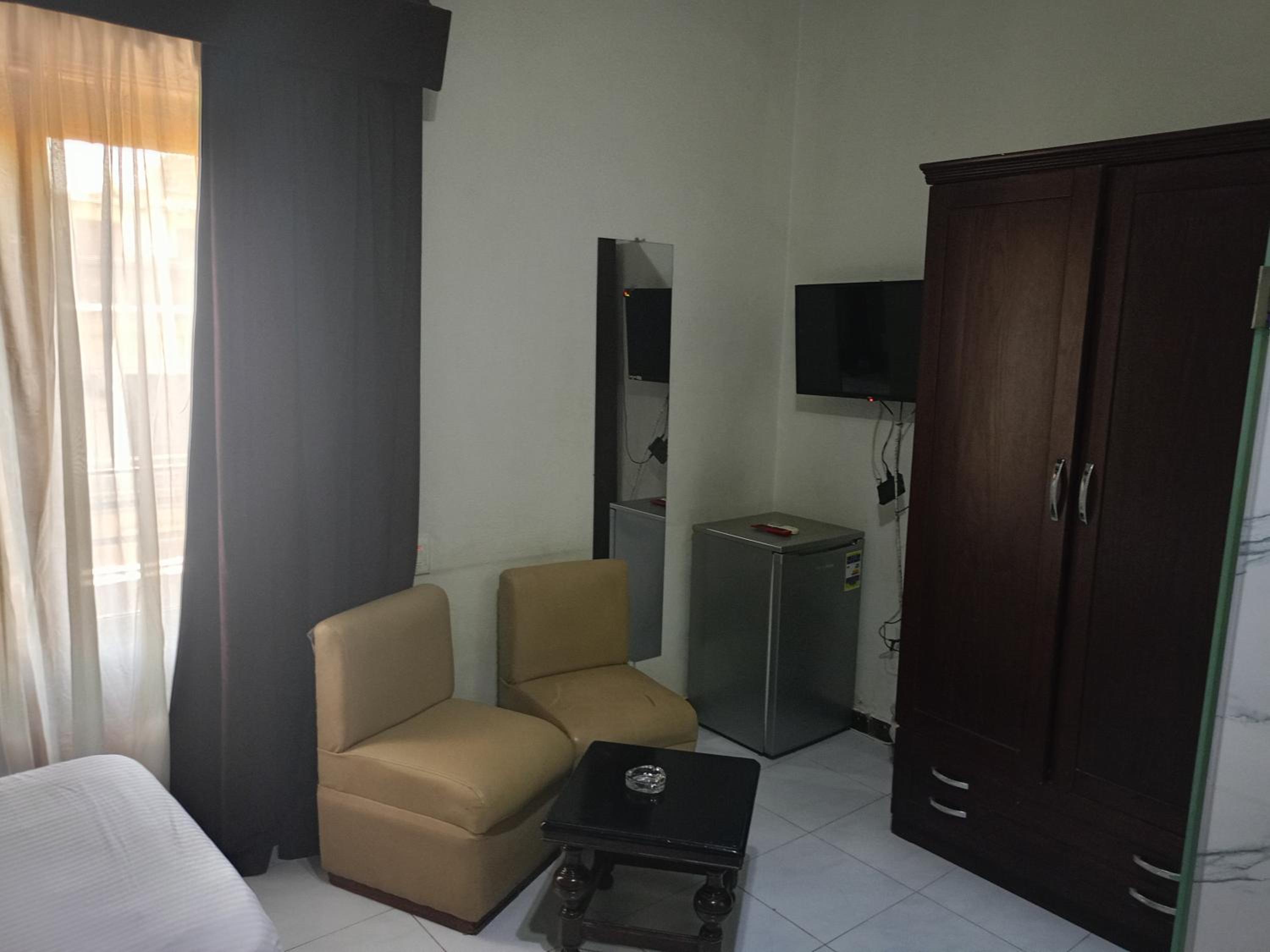 Deluxe Room (2 Adults + 1 Child)