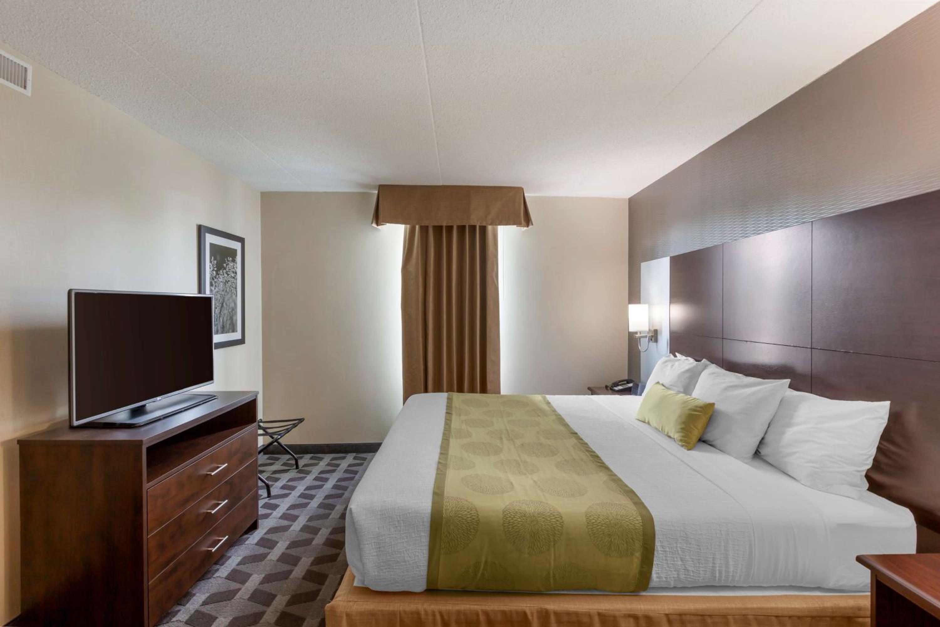 Family Suite with One King Bed and Two Queen Beds