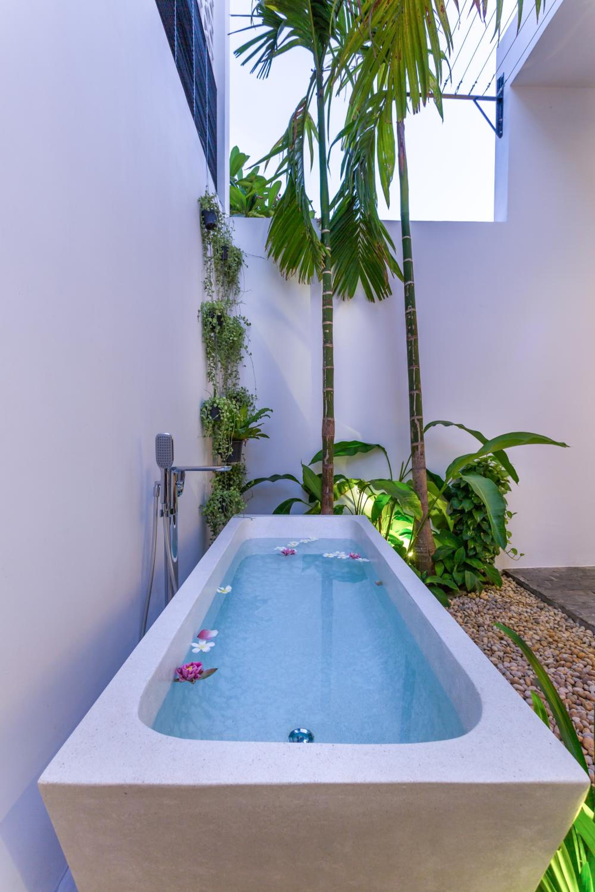 Junior Suite Outdoor Bathtub