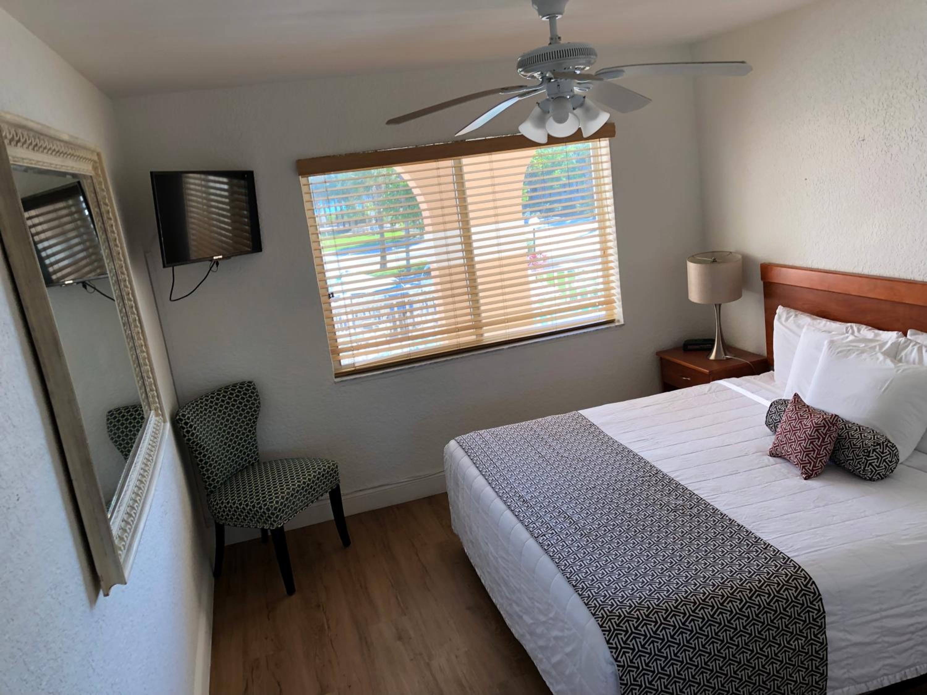 One Bedroom King Suite - Partial Ocean View 