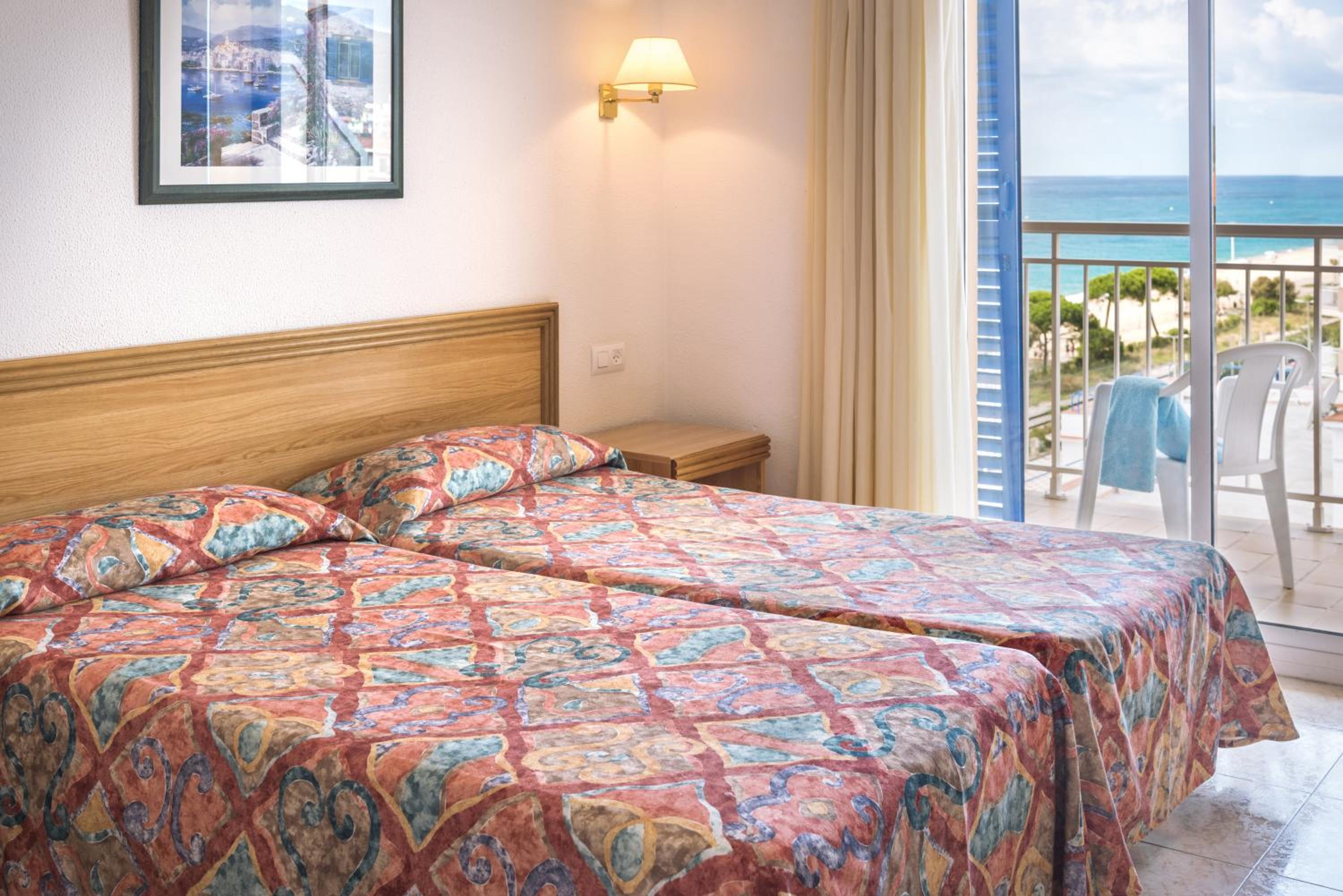 Quadruple Room with lateral Sea View (2 Adults + 2 Children)