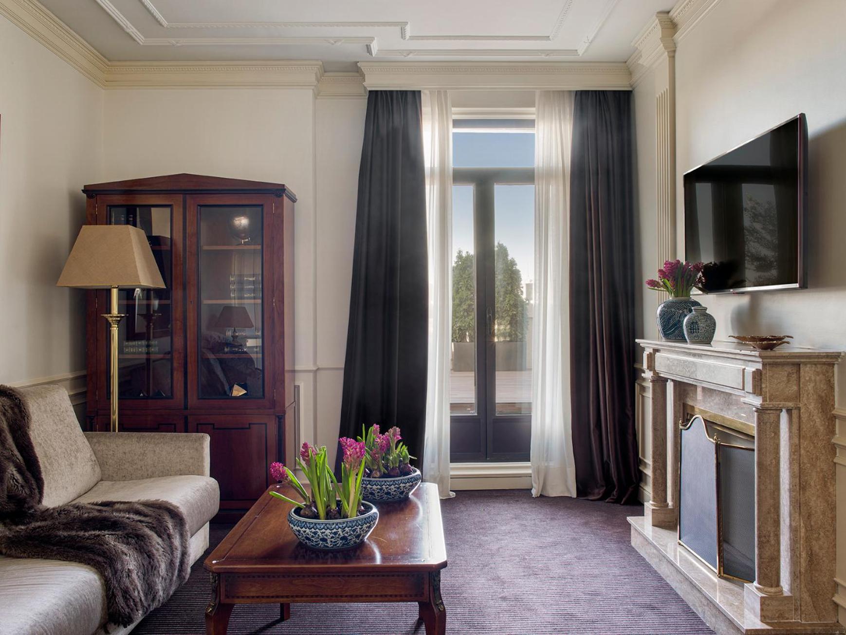Colon Penthouse Suite Red Level