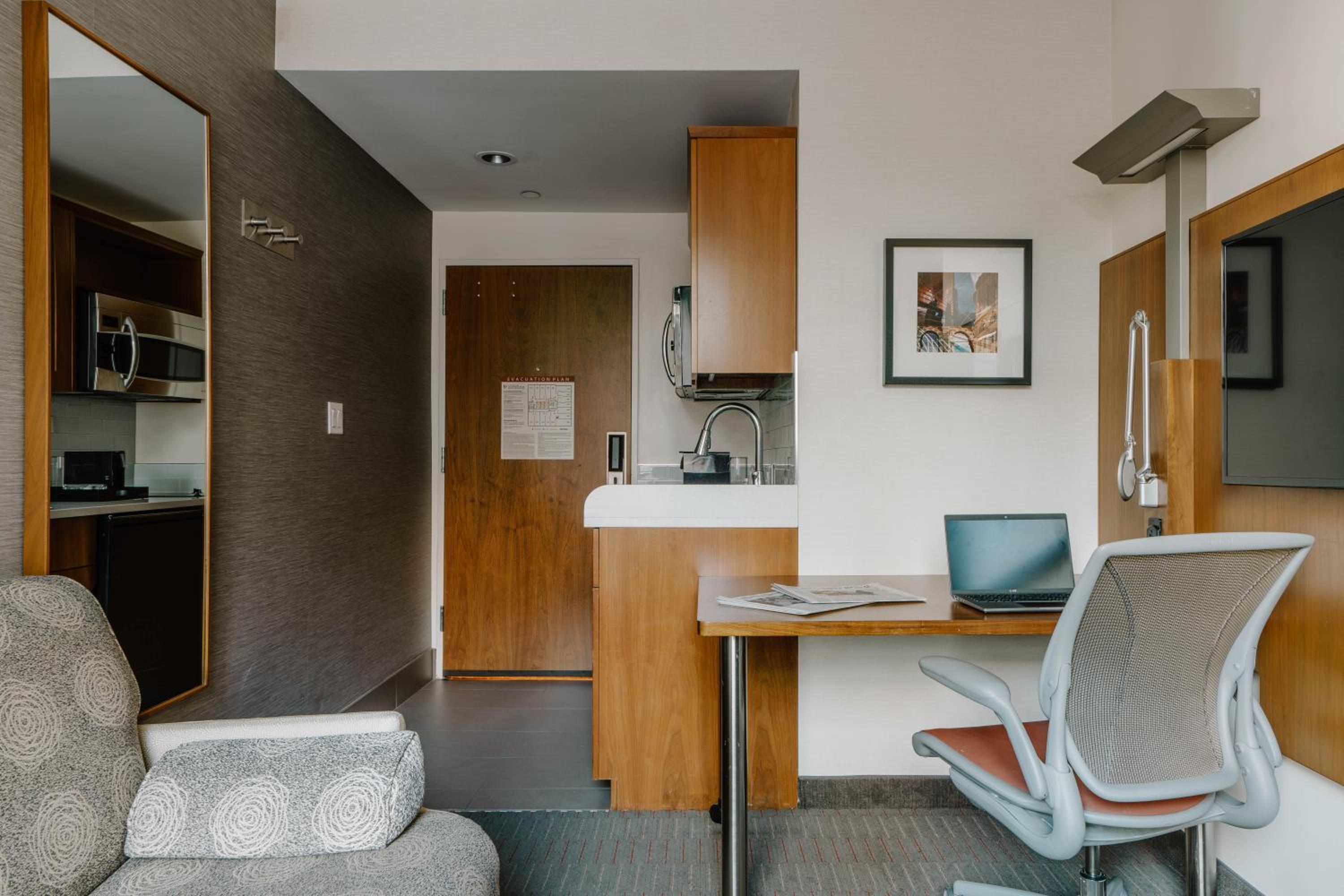 One-Bedroom Suite With Kitchenette 