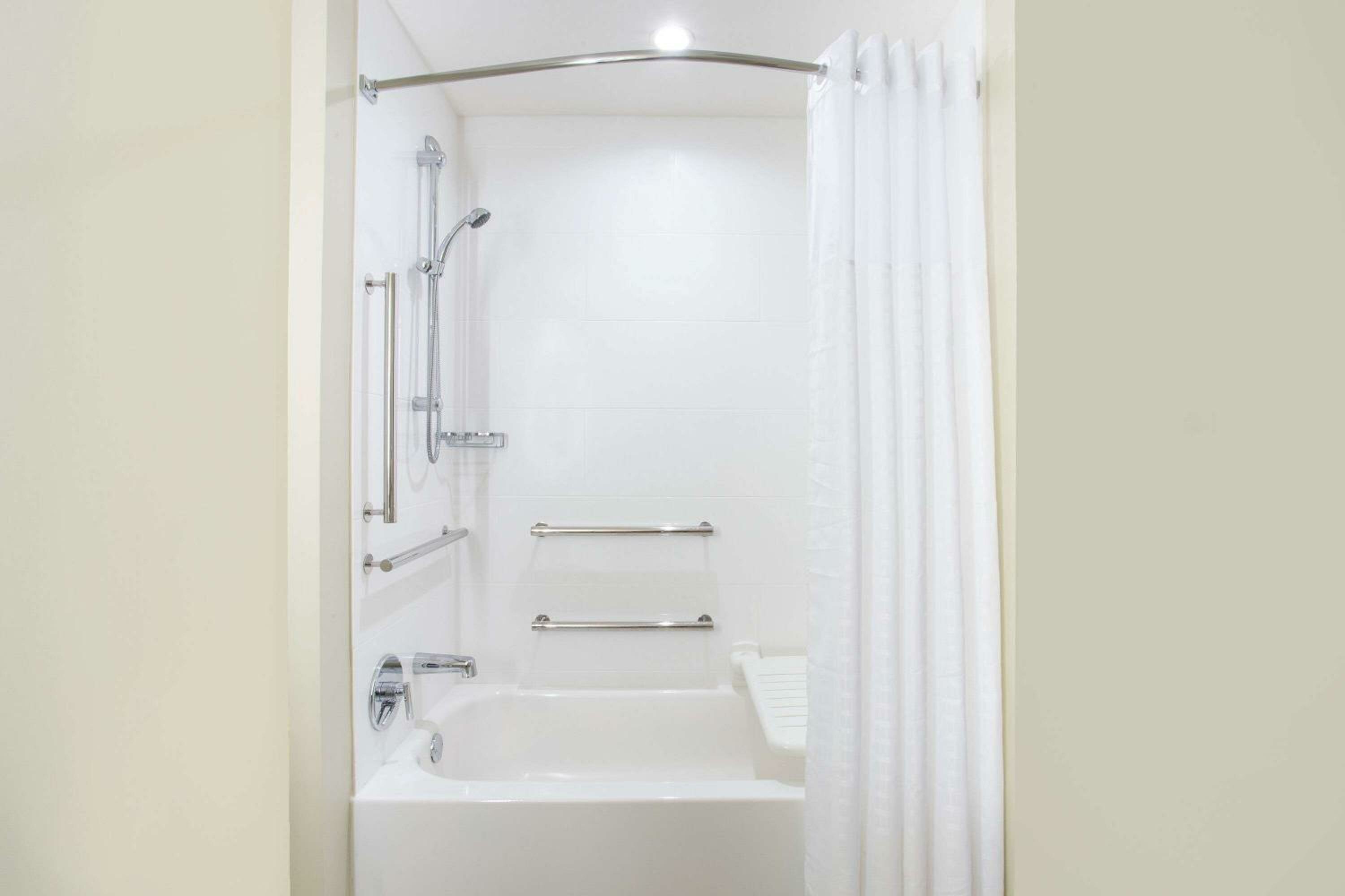 Deluxe King Room - Mobility Access/Non-Smoking