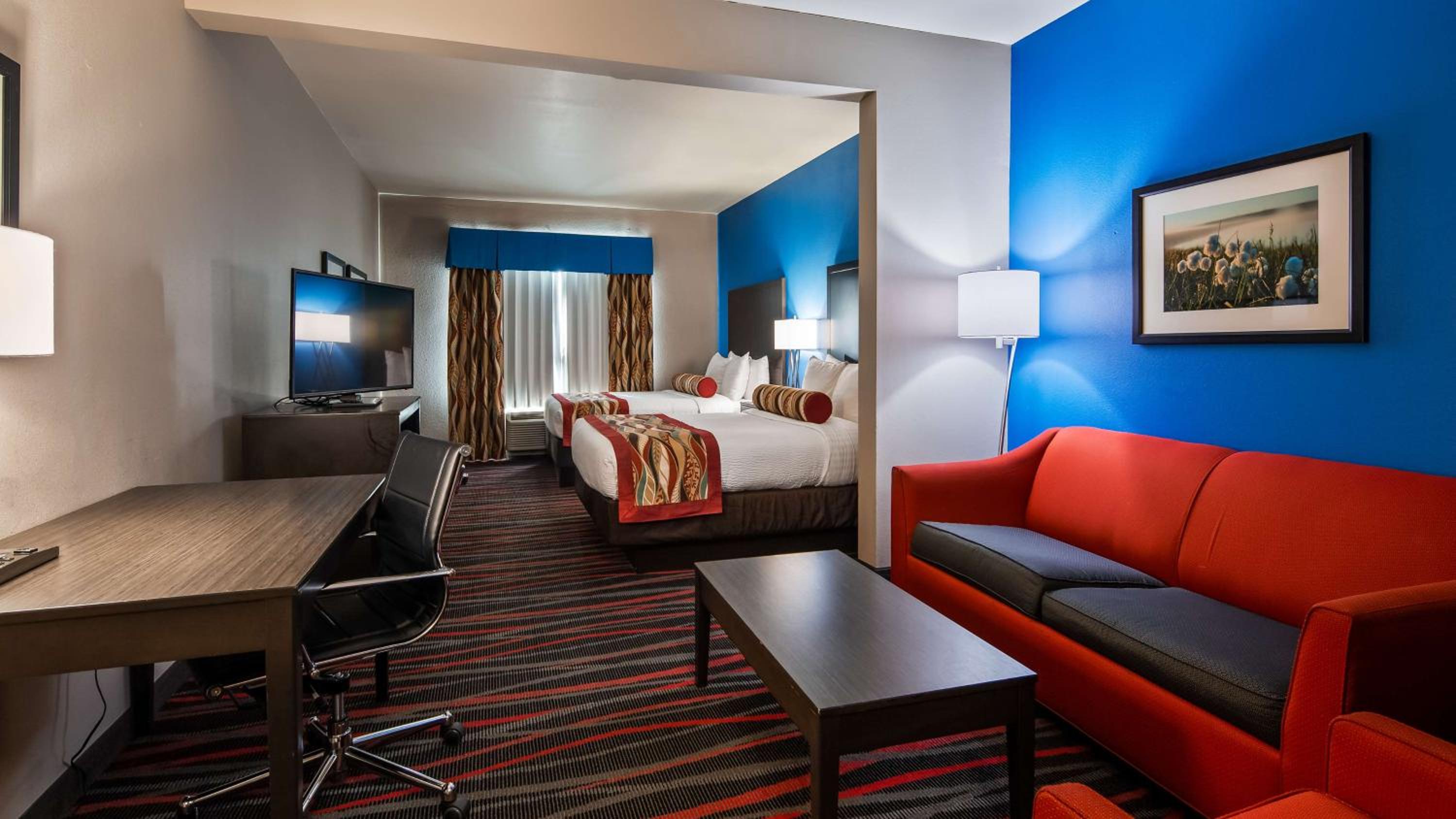 Queen Suite with Two Queen Beds and Sofa Bed - Bath Tub/Disability Access