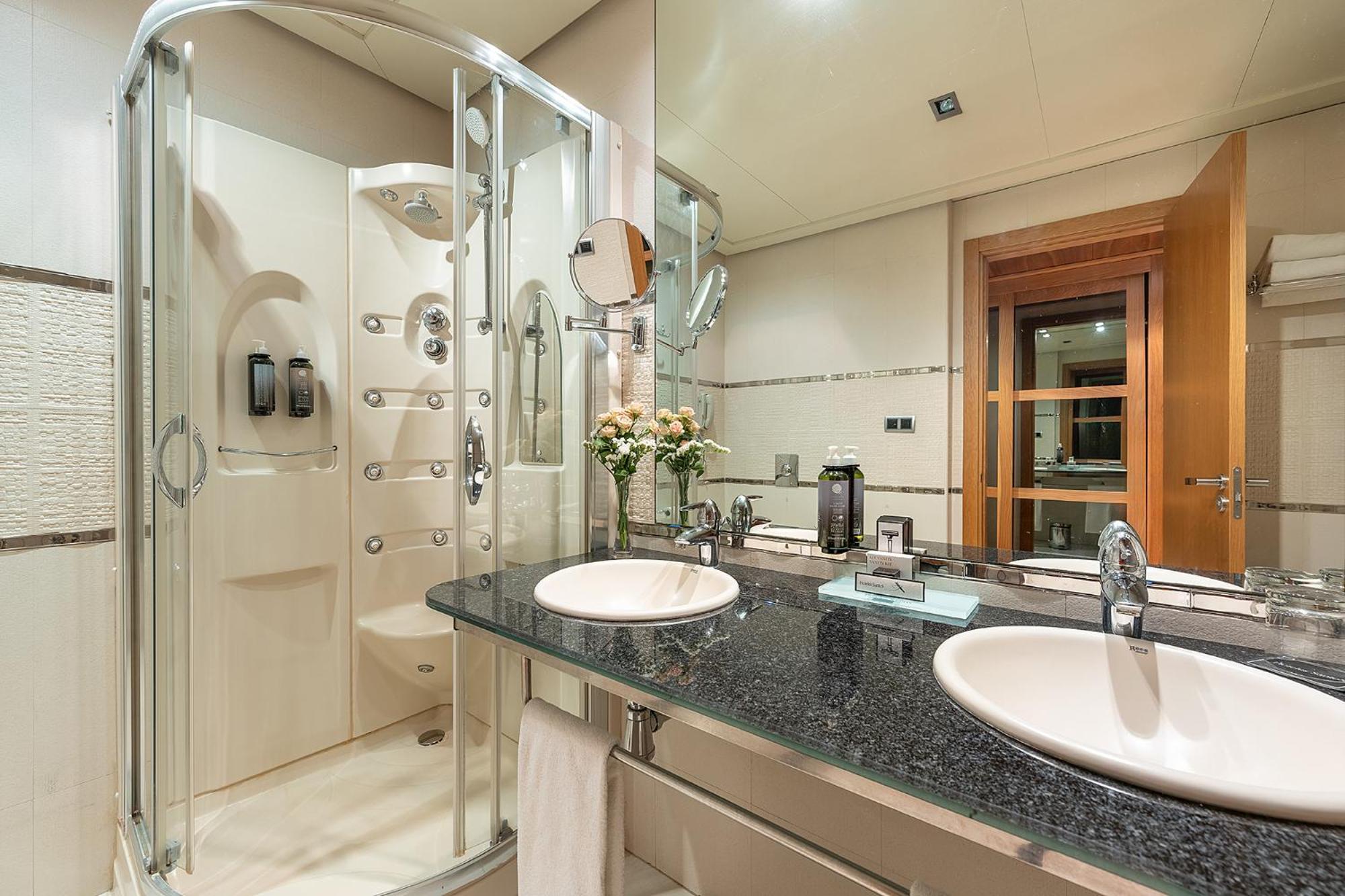 Family Room (2 Adults + 2 Children)