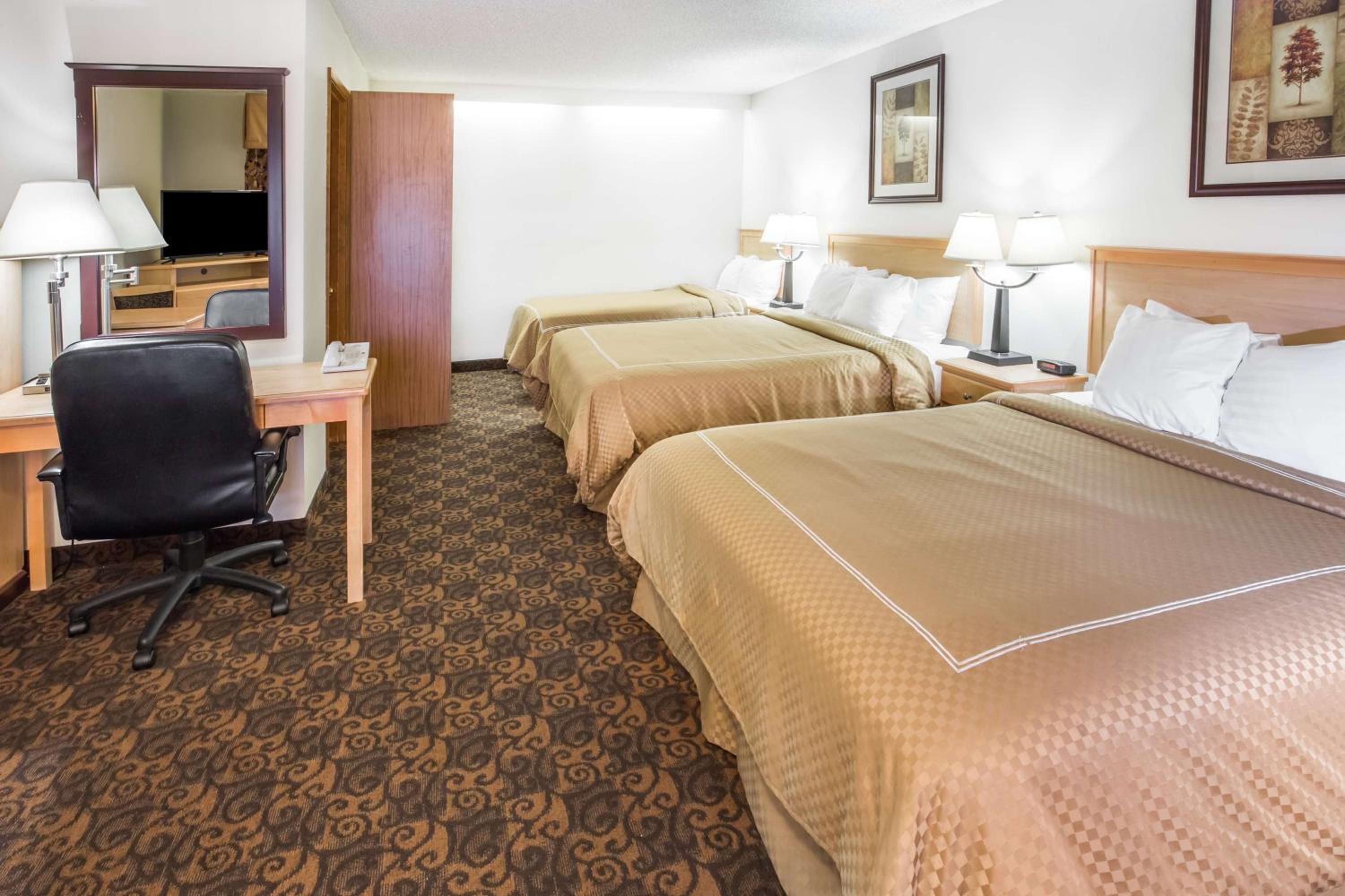Suite with Two Queen Beds and One Twin Bed - Non-Smoking