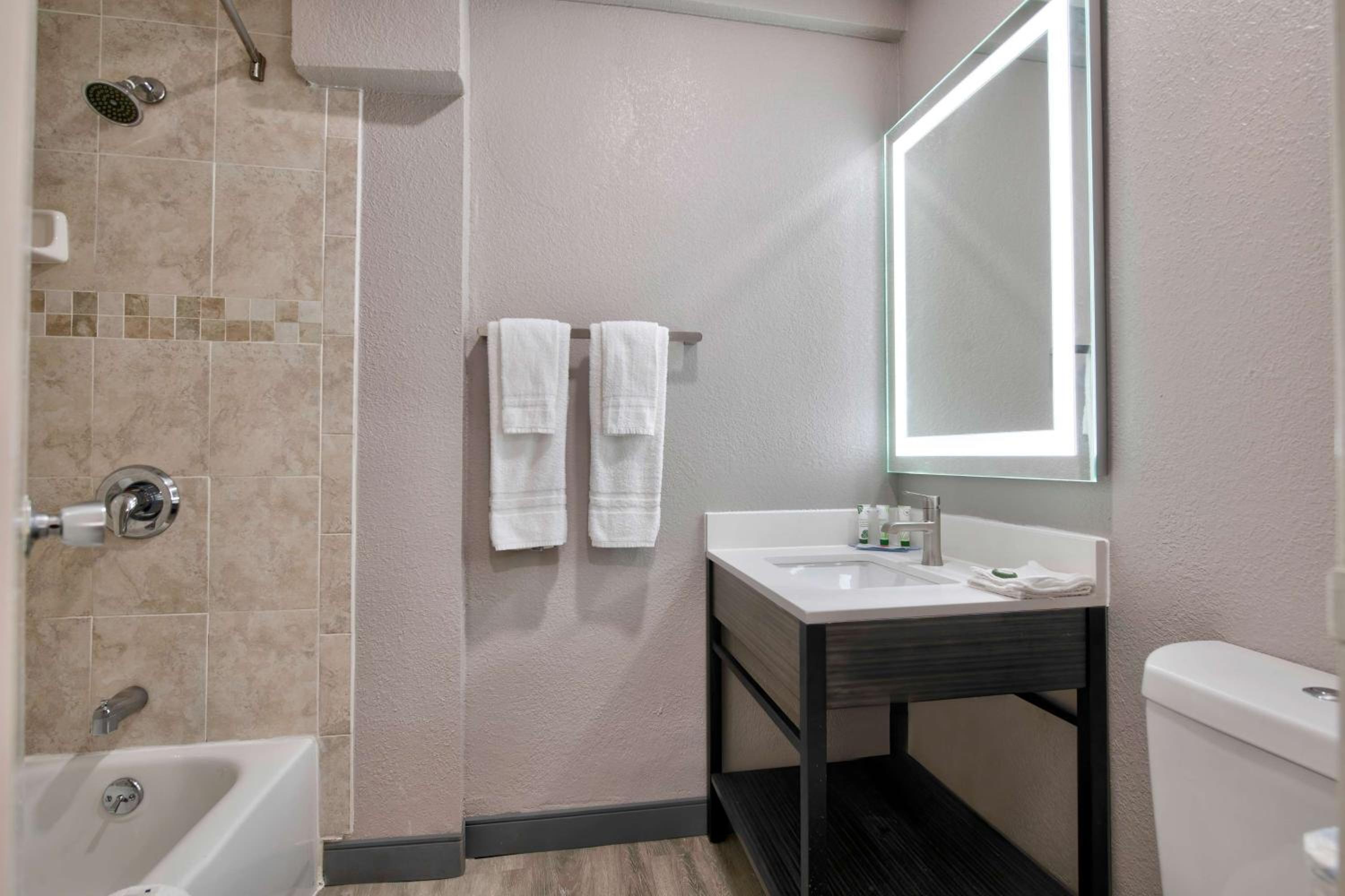 Deluxe Quadruple Room - Non-Smoking