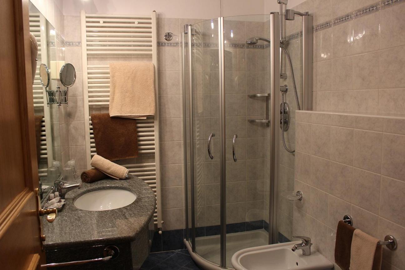 Deluxe Suite with Spa Bath