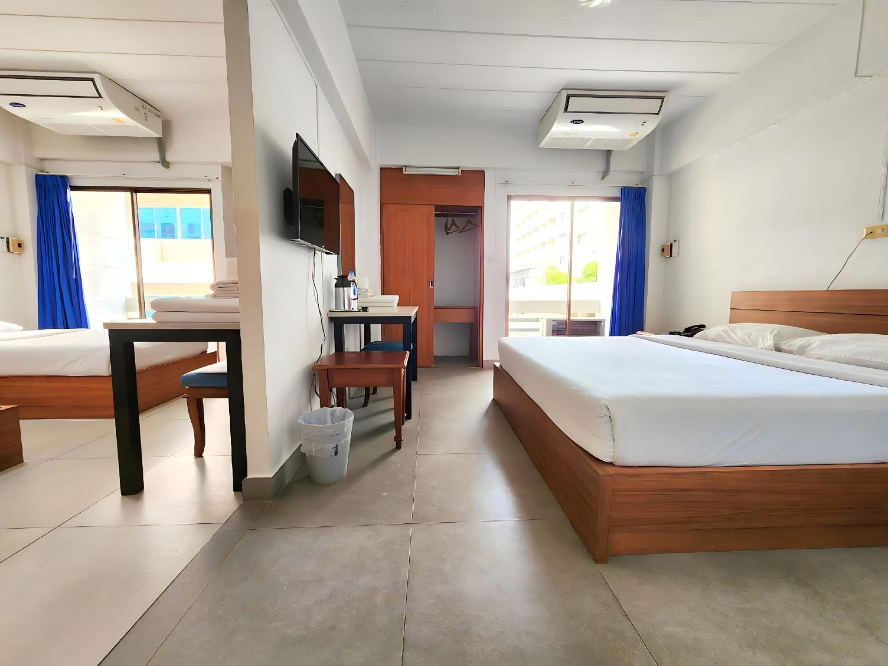 Deluxe Family Room with Two Bathrooms