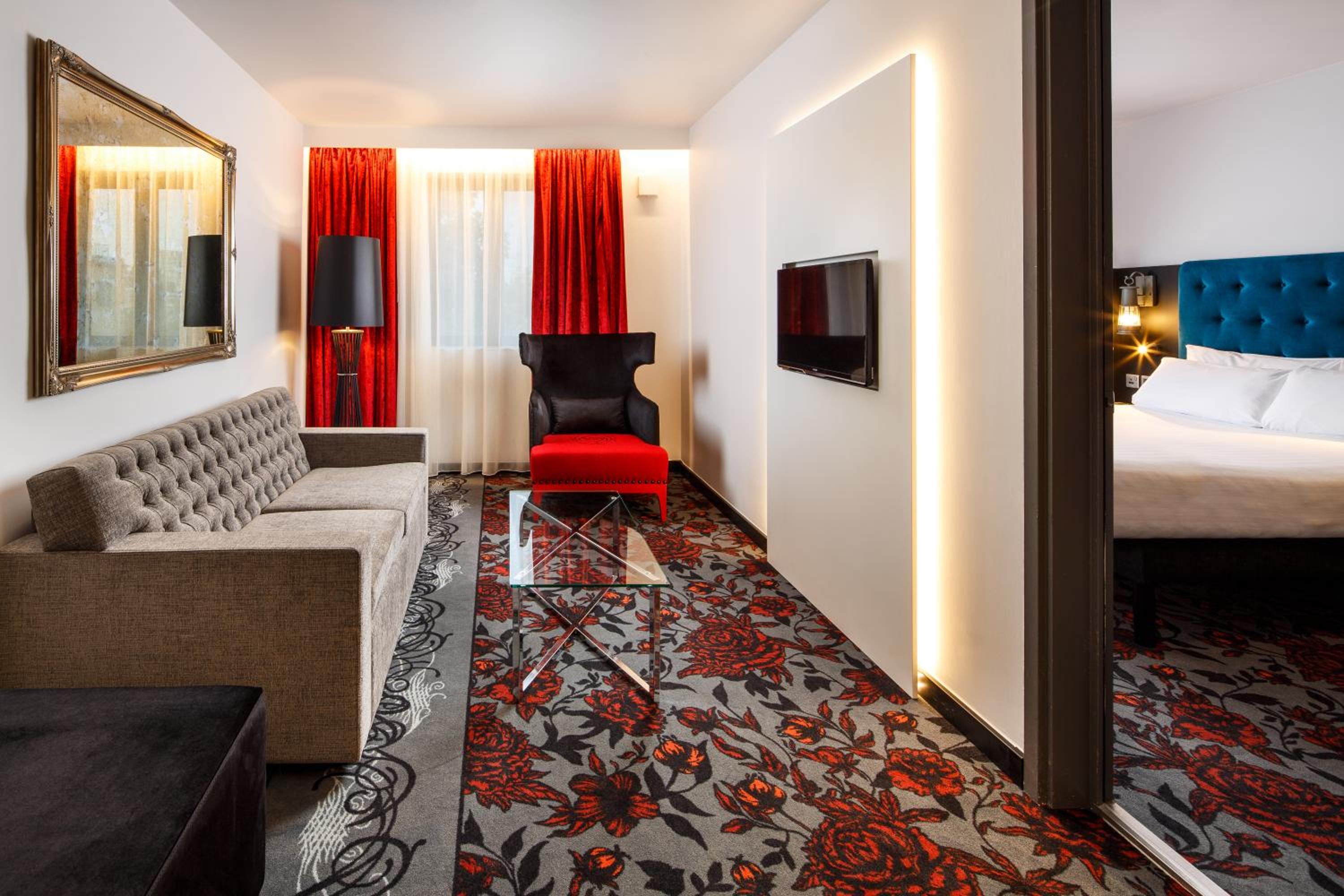 Superior Suite with 1 queensize bed and sofa