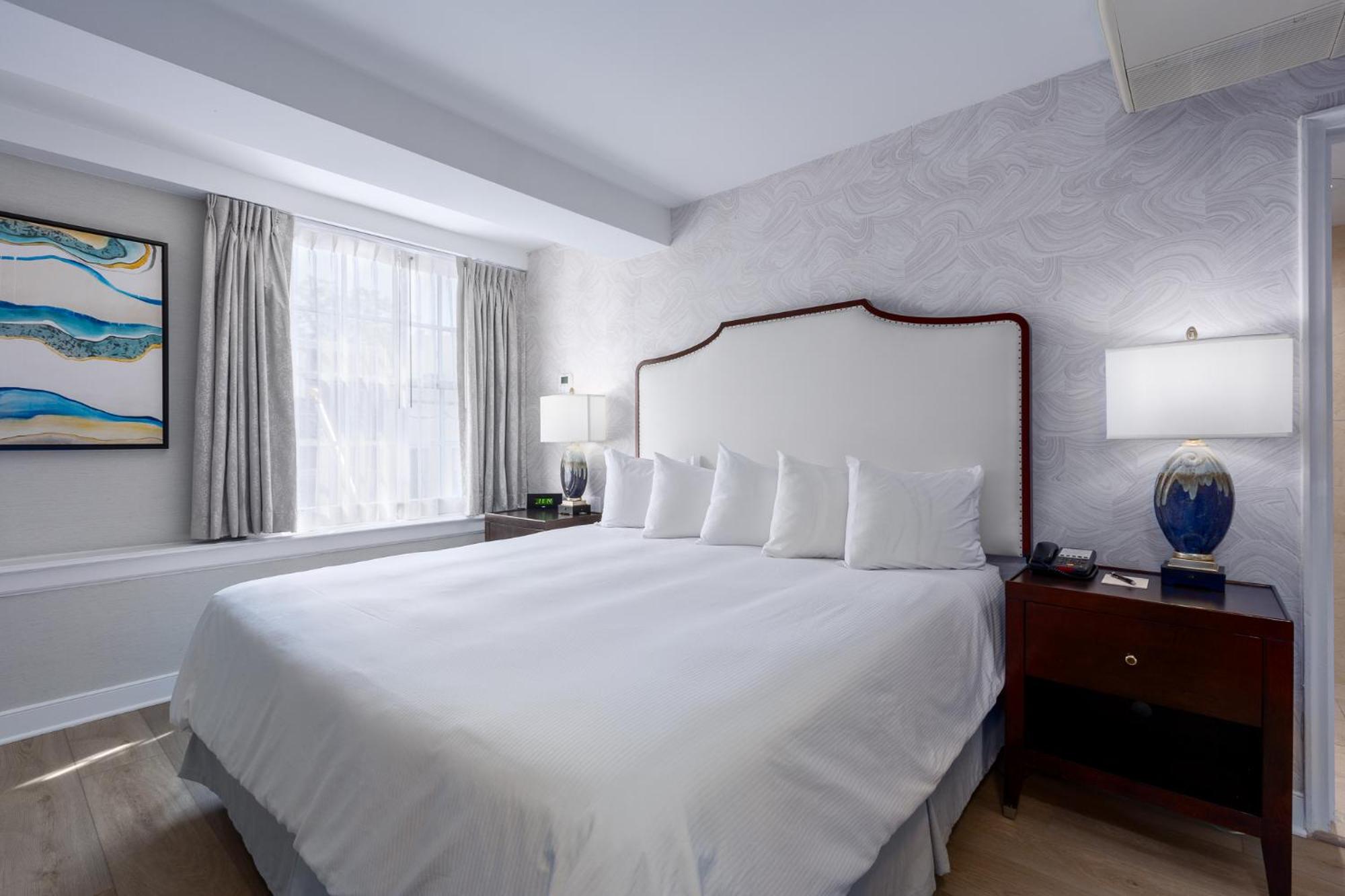 Senate Room with King Bed