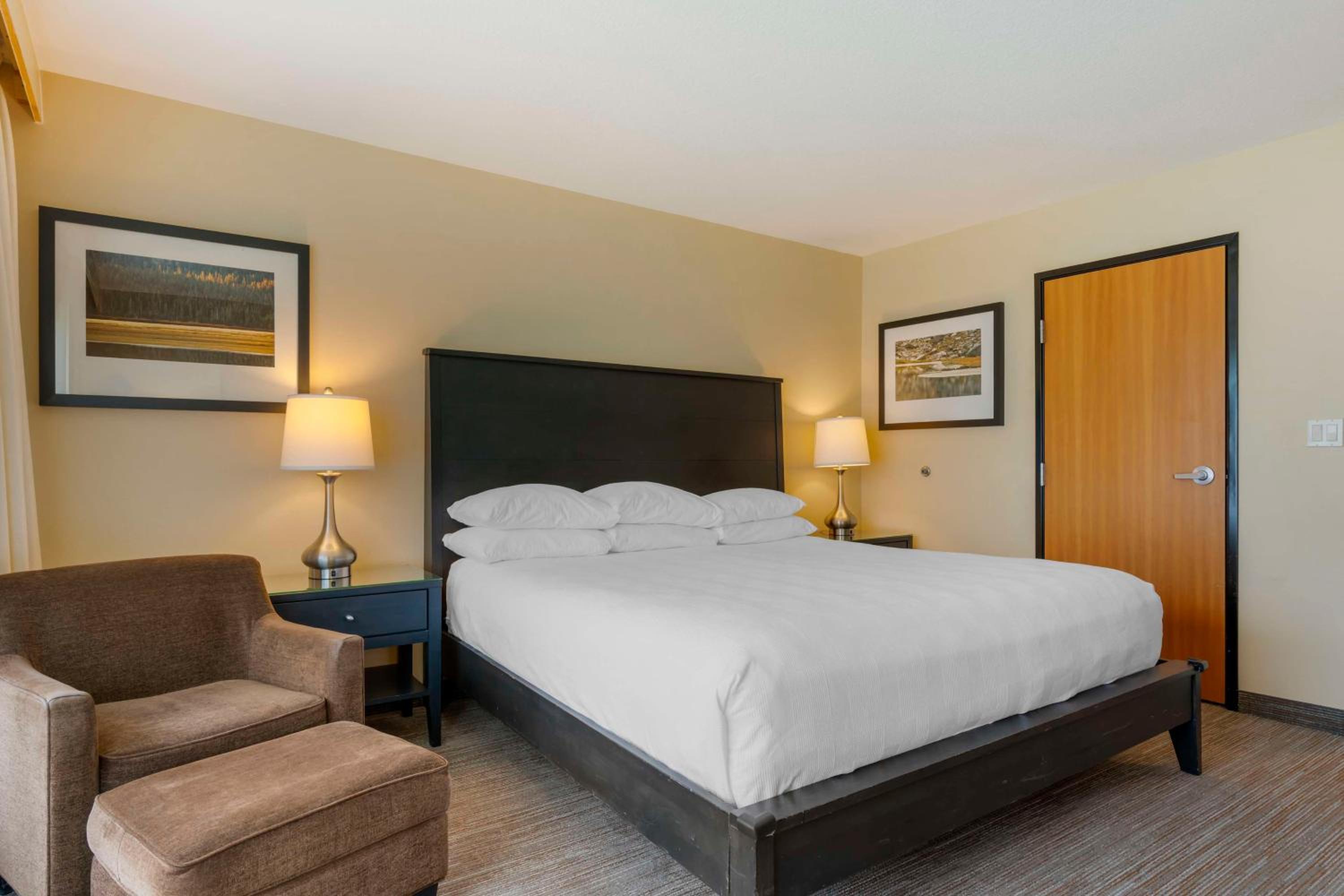 Deluxe King Room with River View - Walk In Shower - Mobility Accessible