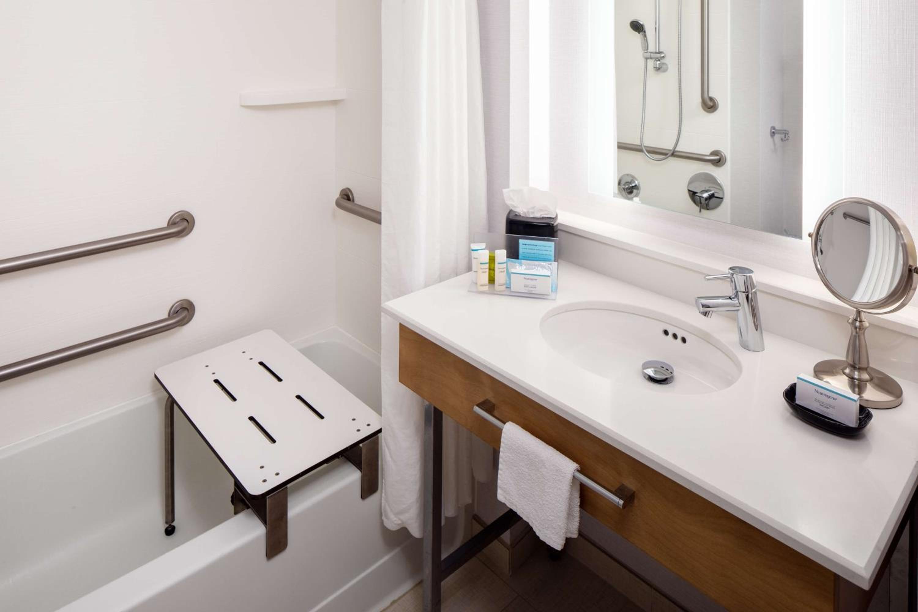 Queen Room with Two Queen Beds - Mobility Access/Non-Smoking