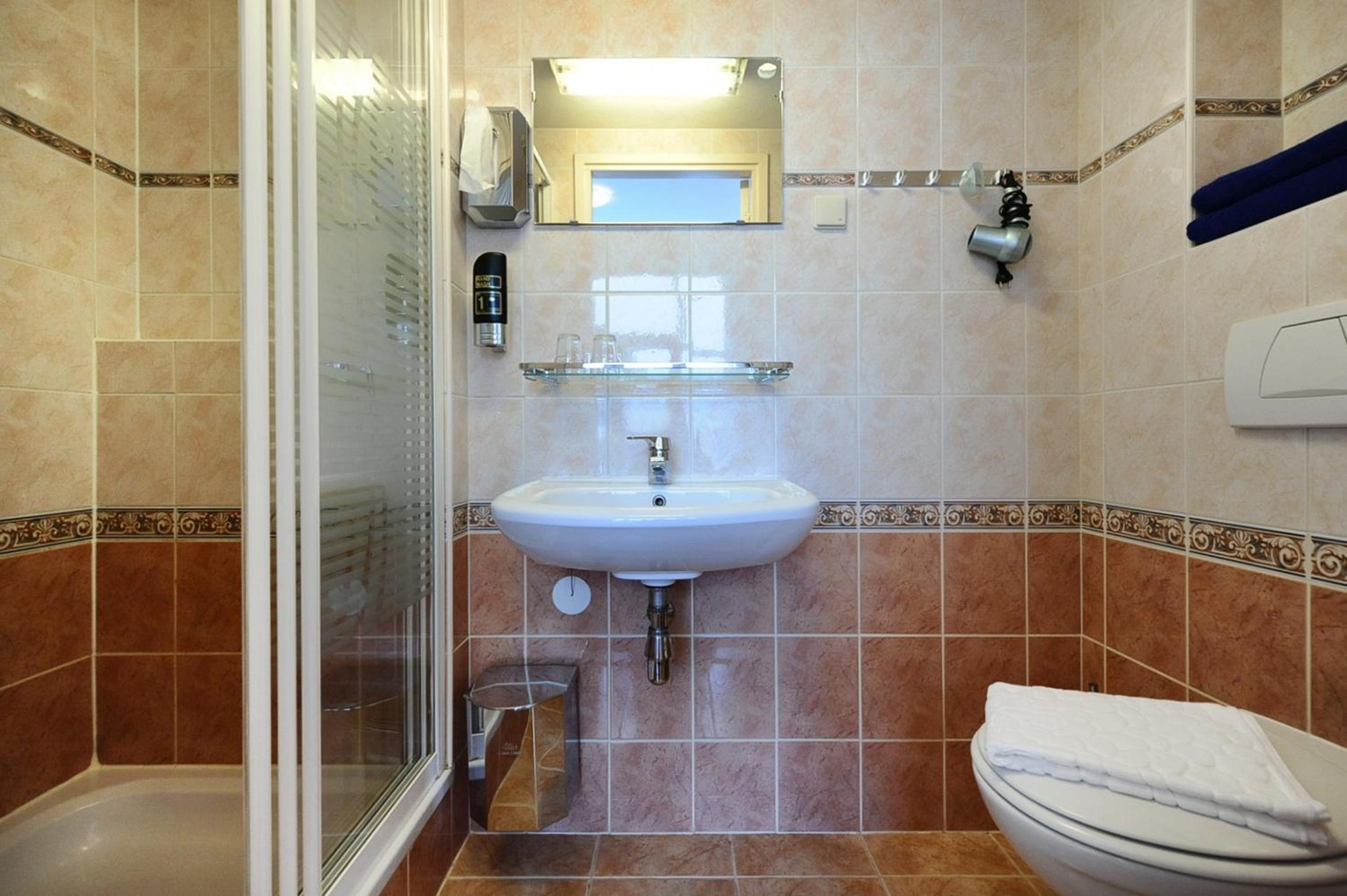 Twin Room with Shower