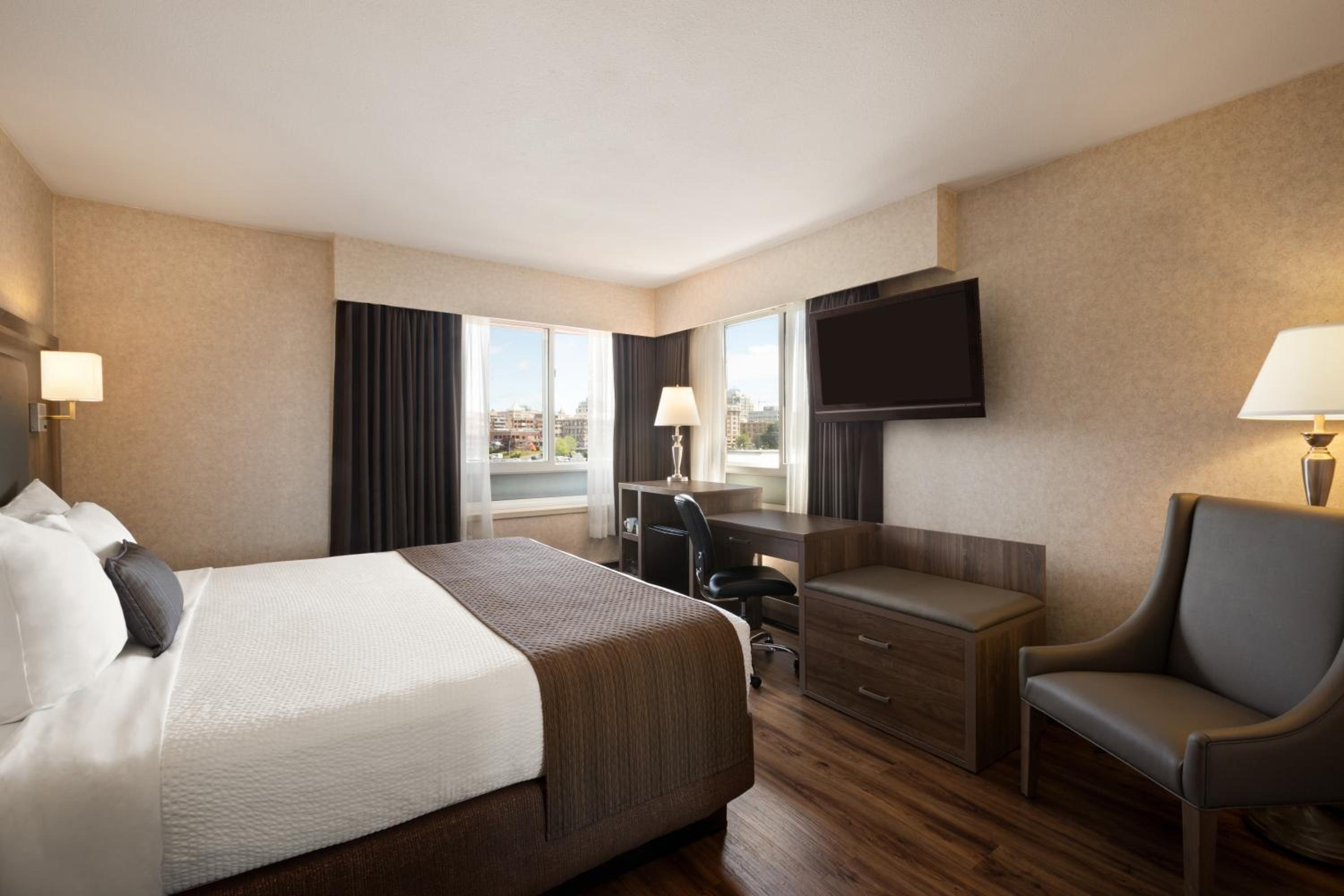 Deluxe King Room with Kitchenette and Harbor View