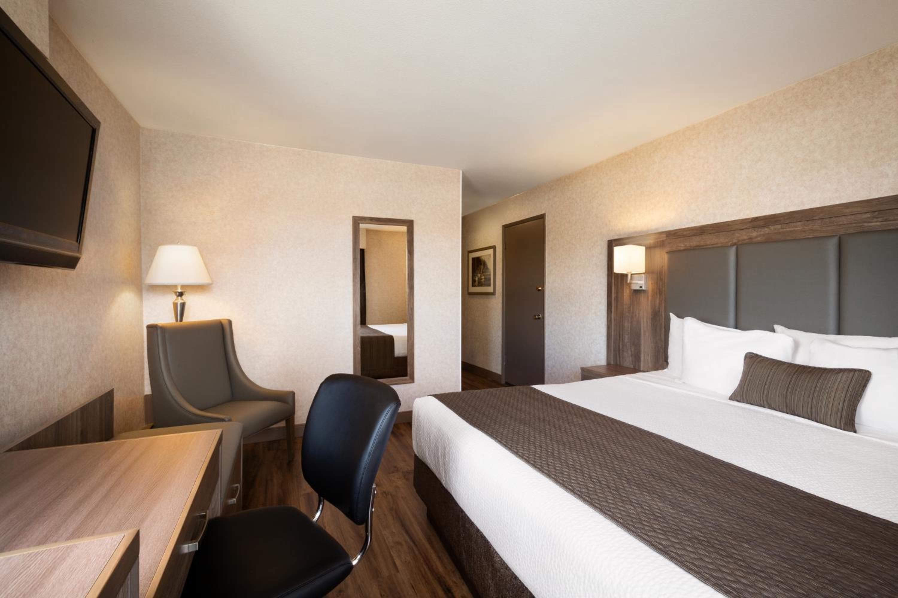 Deluxe King Room with Kitchenette and Harbor View