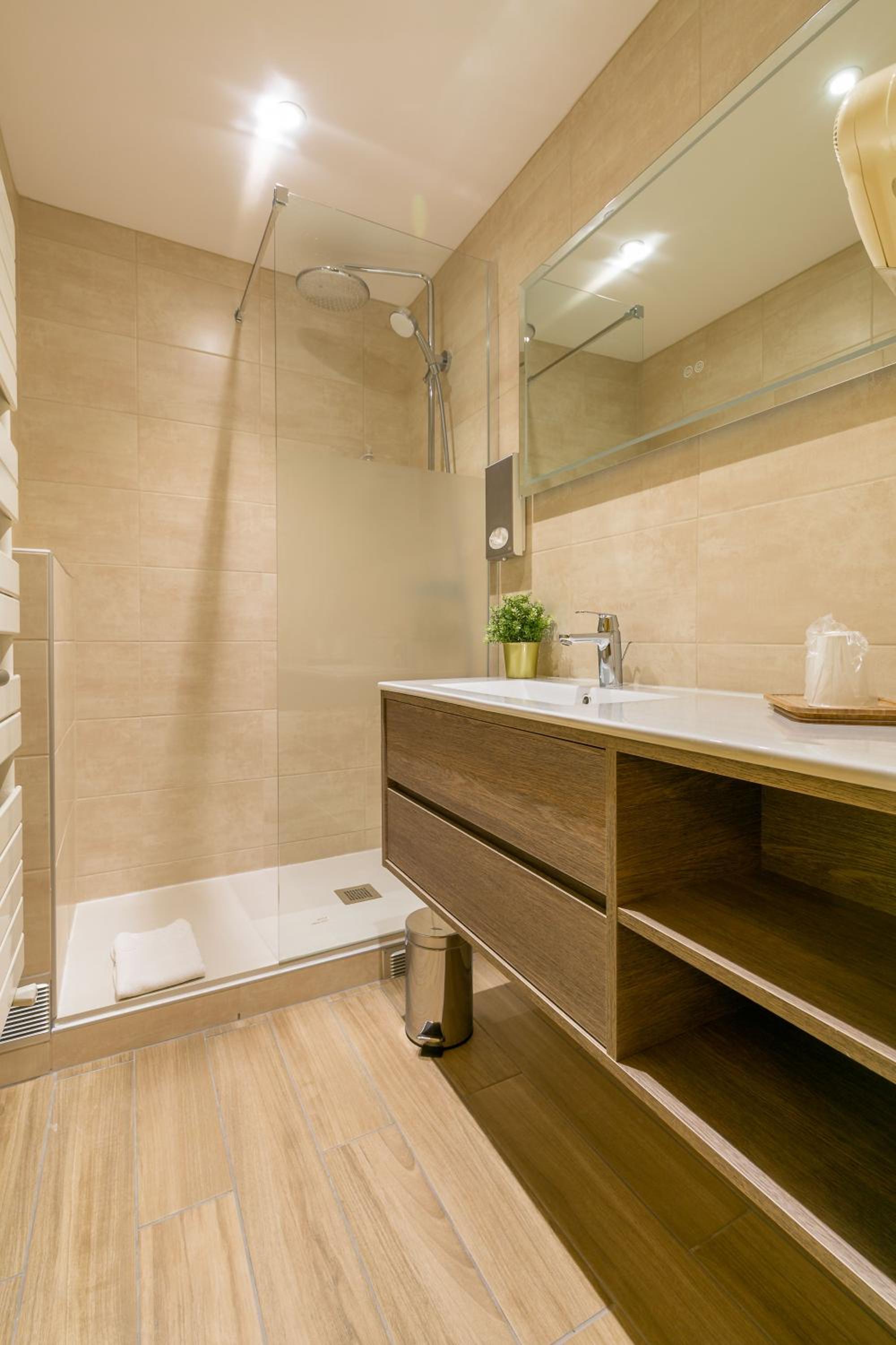 Queen-Size Superior Double Room