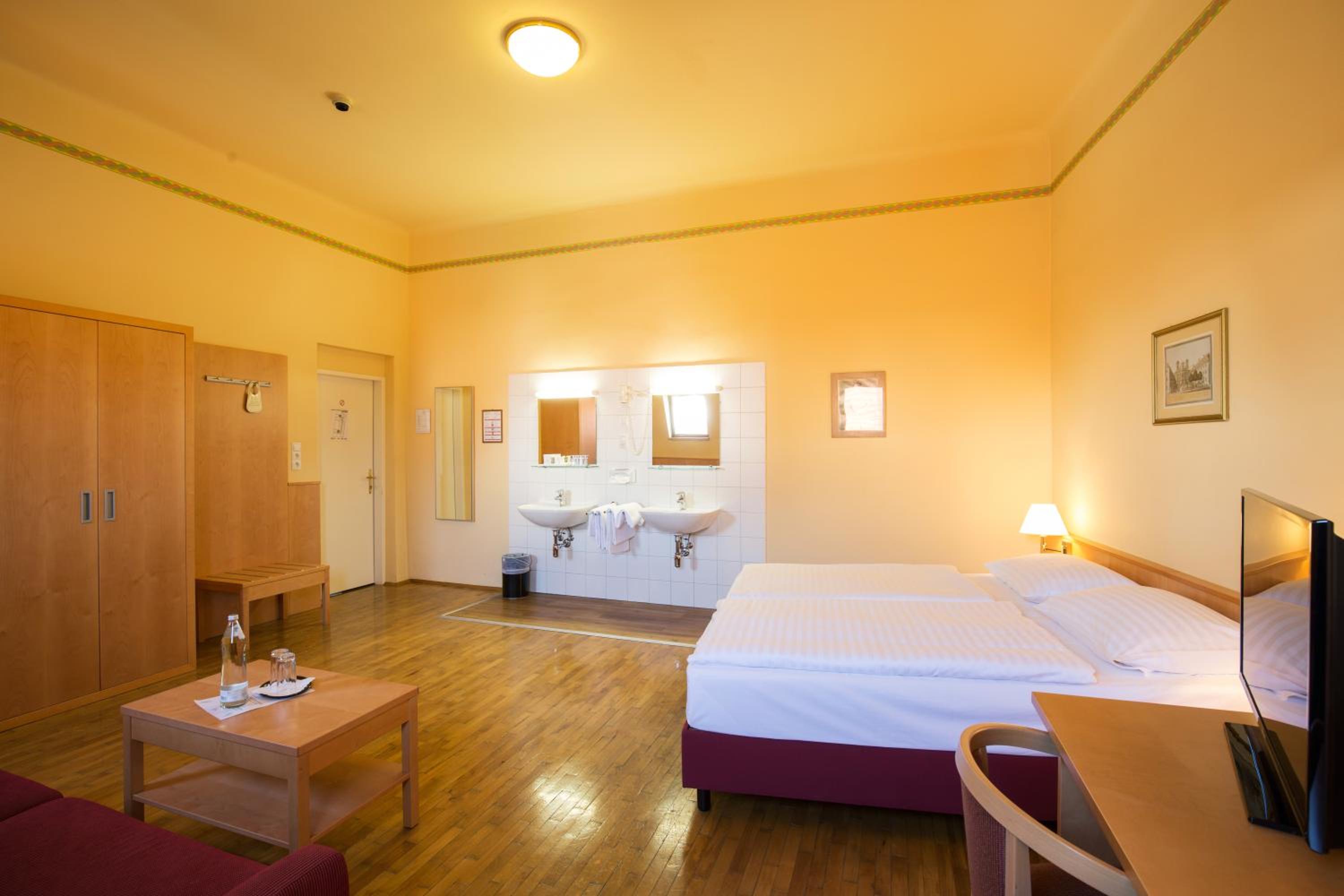 Budget Double Room With Shared External Bathroom