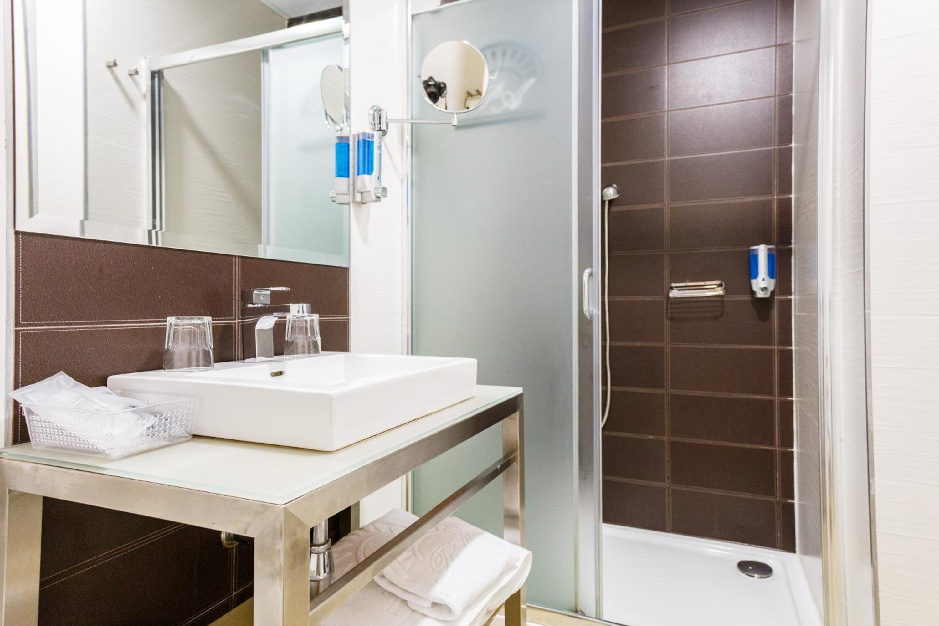 Family Room (2 Adults + 2 Children)