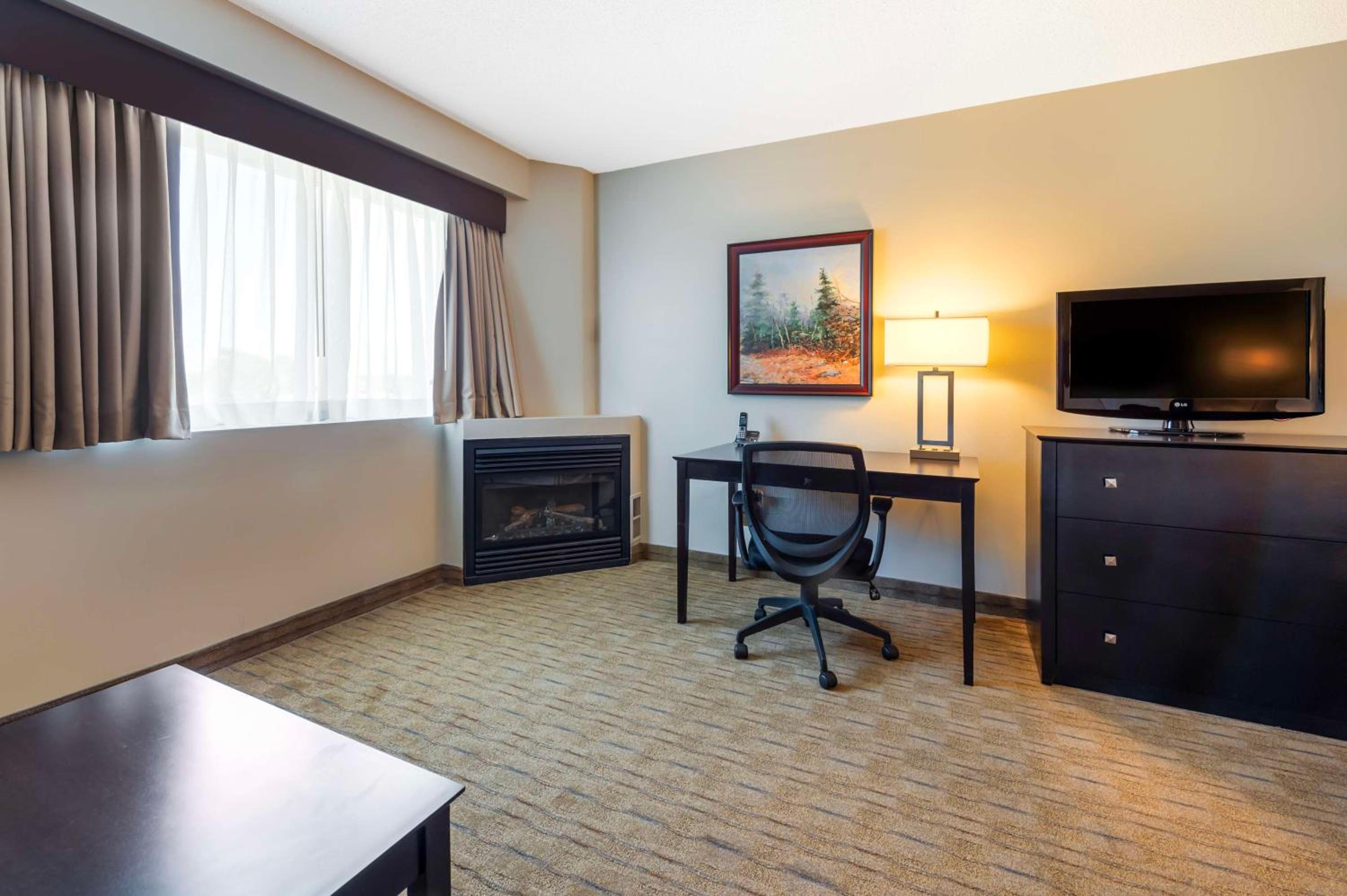 Queen Room with Gas Fireplace and Sofa Bed - Non-Smoking