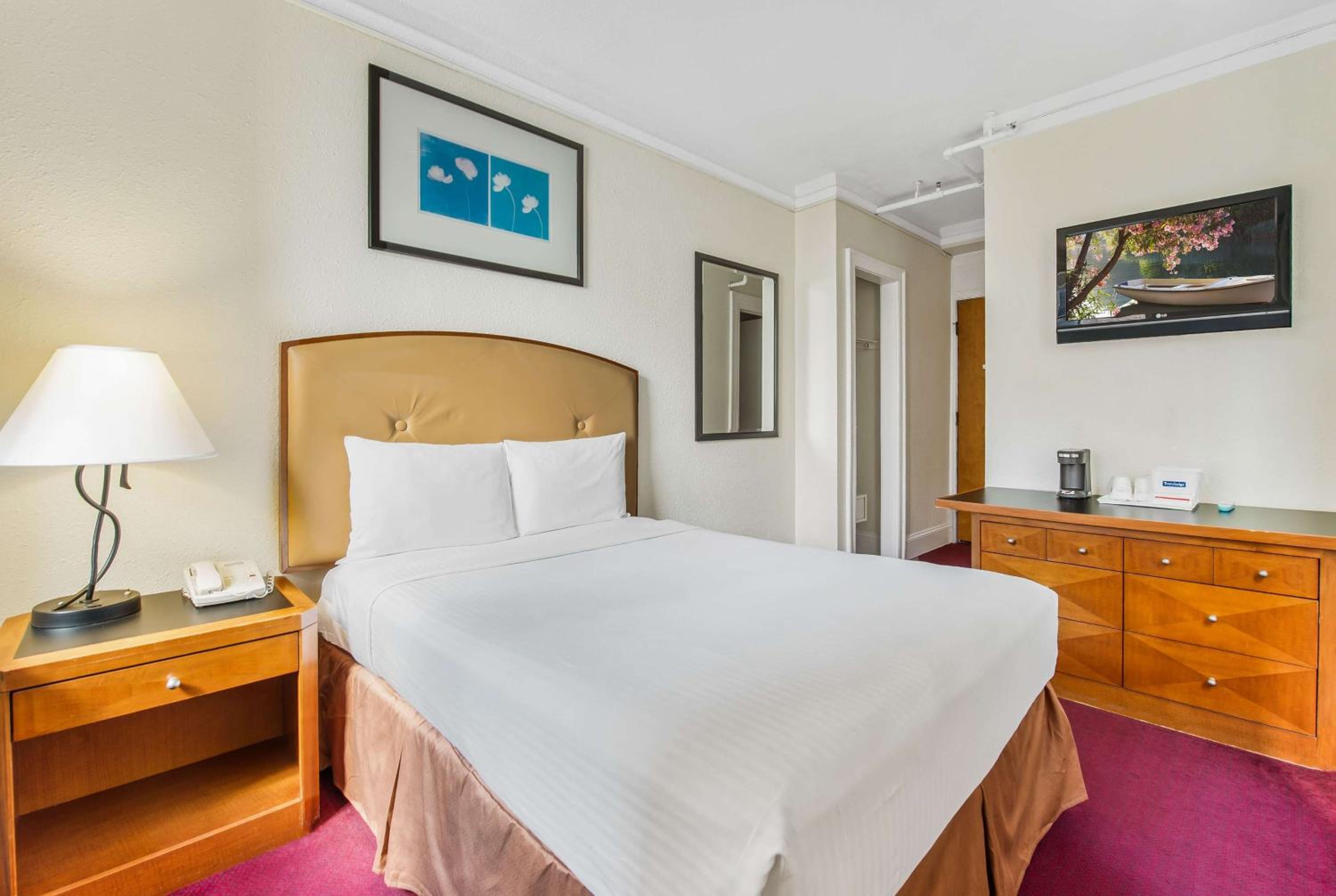 King Room with One King Bed - Non-Smoking