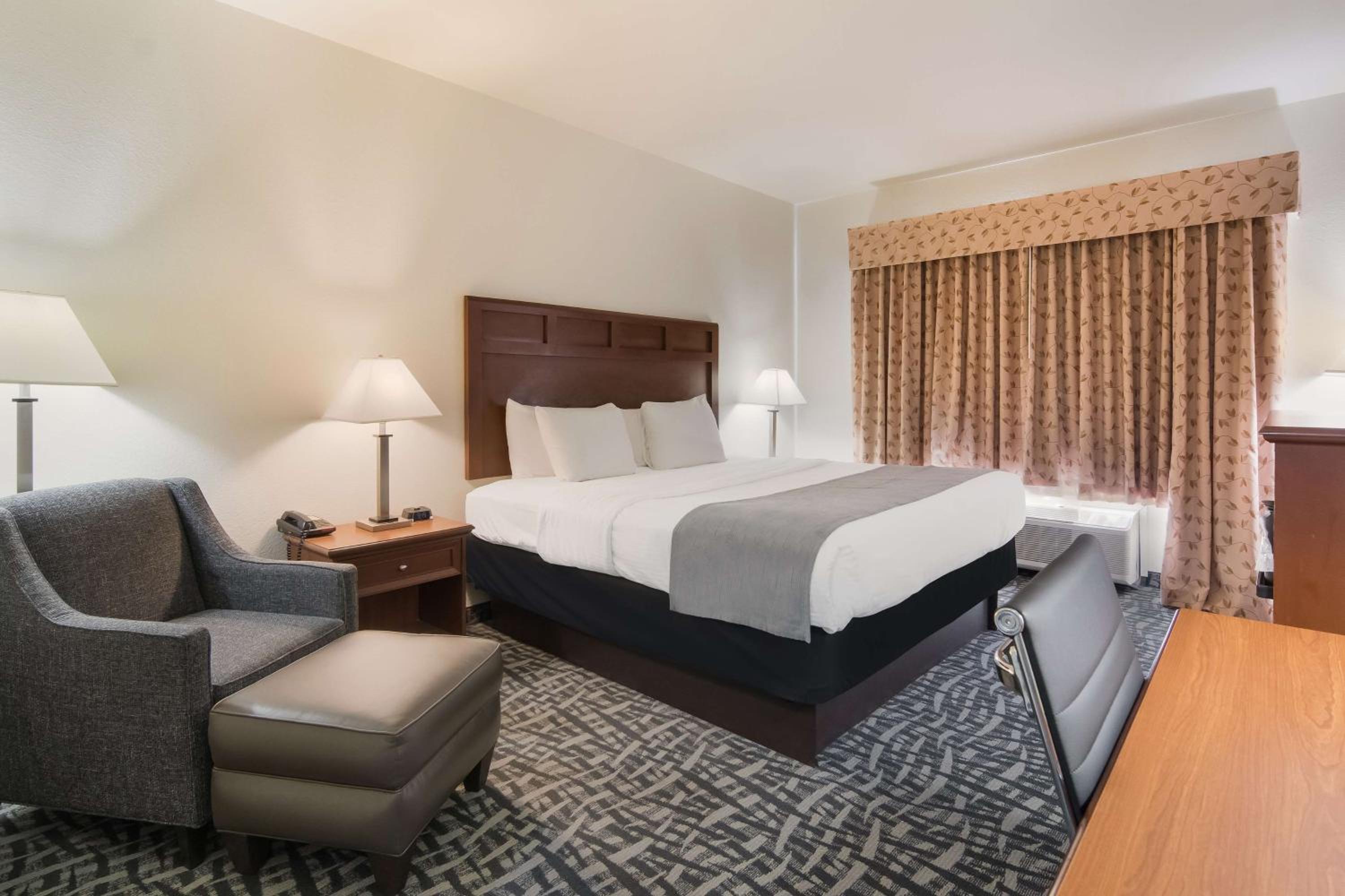 King Room with Hot Tub - Non-Smoking