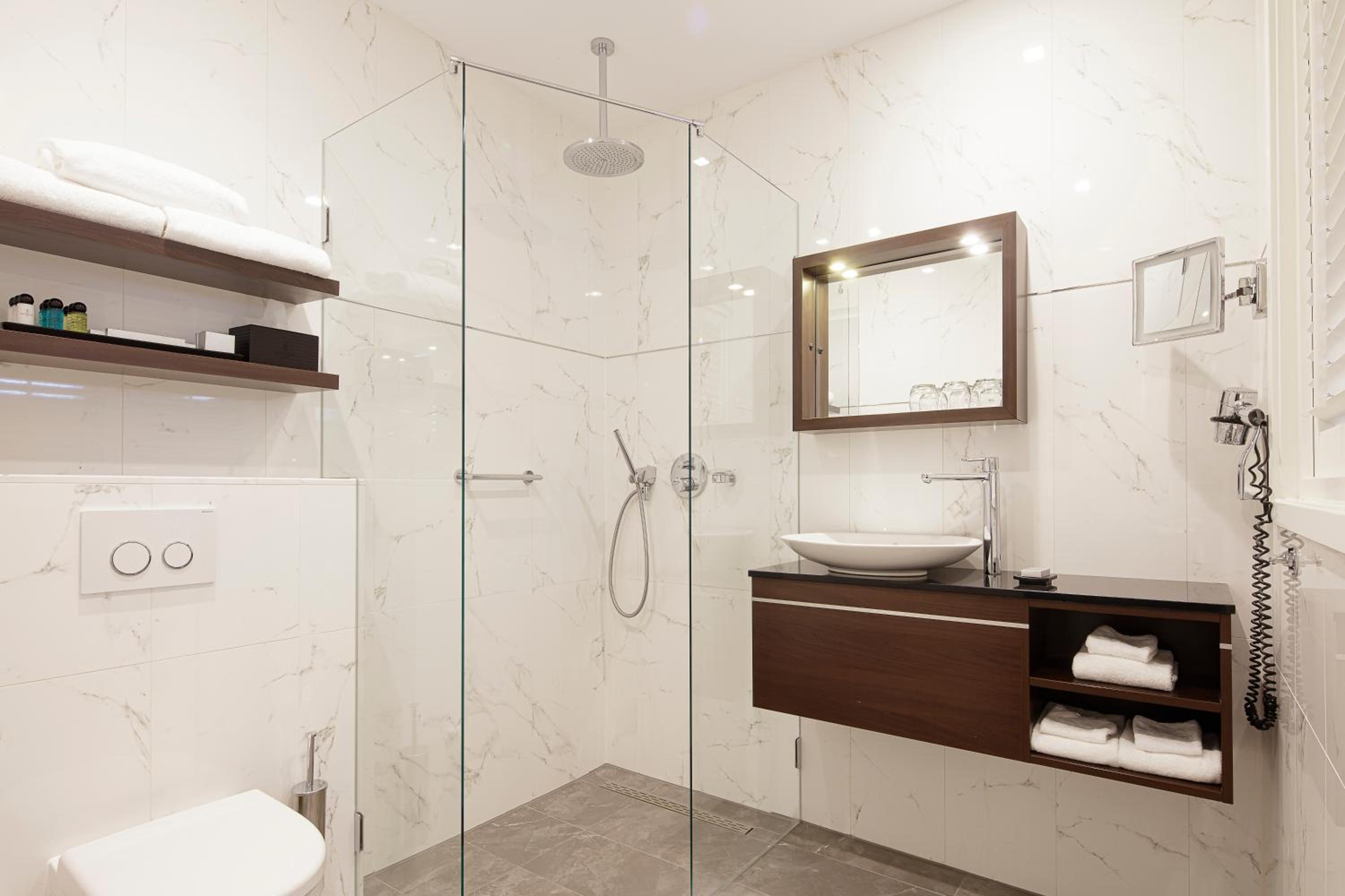 Souterrain Triple Room (Below Street Level with Limited View)