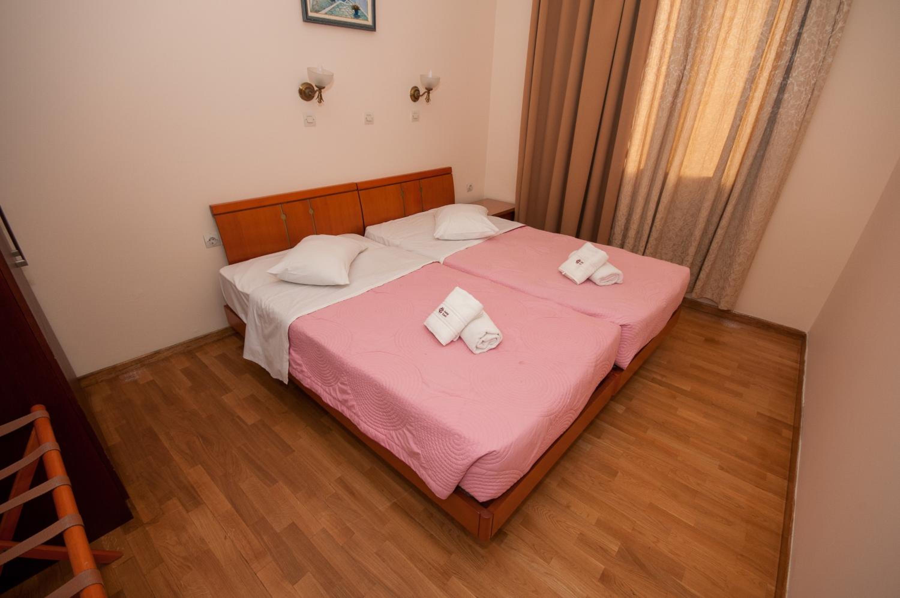 Family Room (2 Adults + 2 Children)