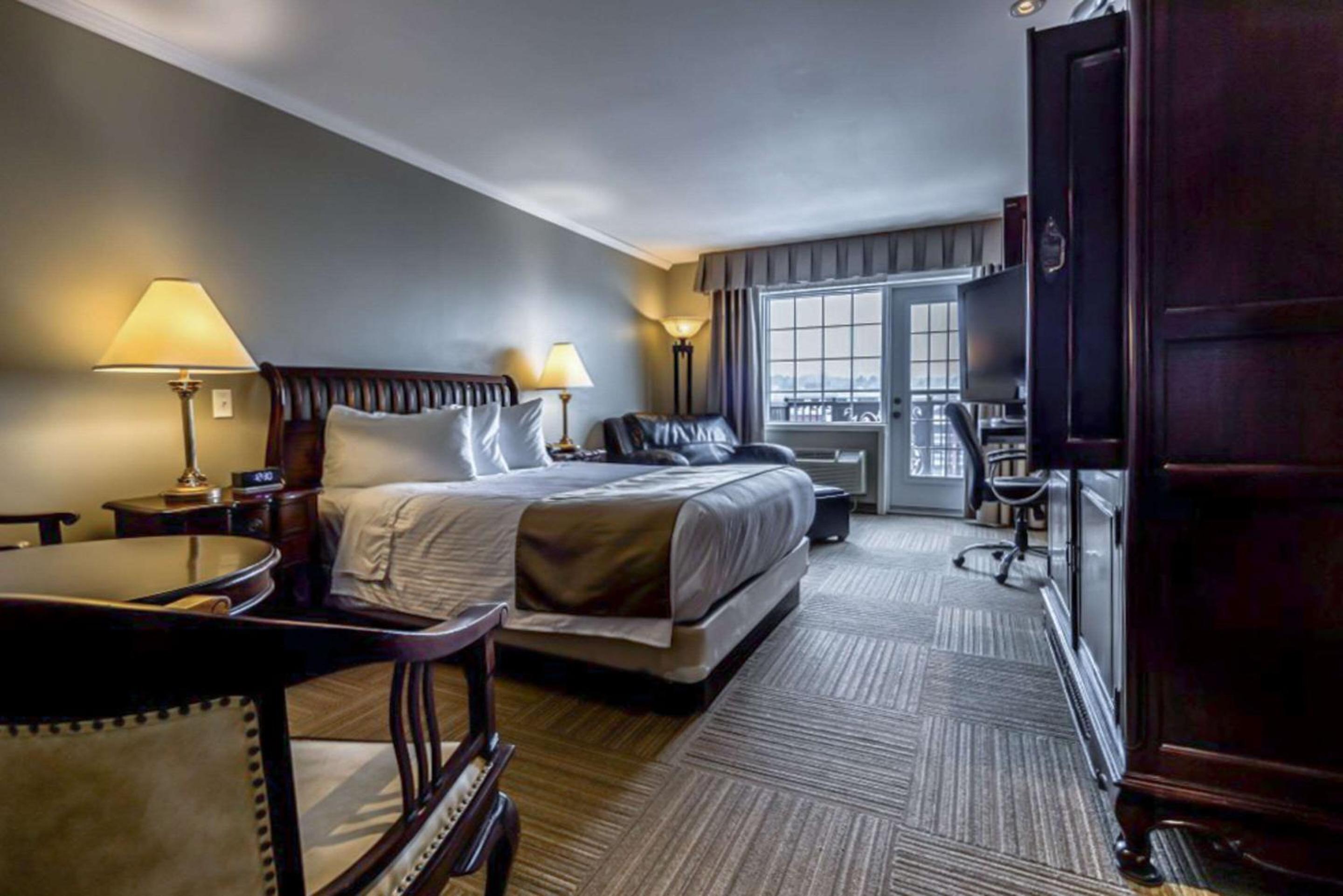 Superior Queen Room with Partial Lake View